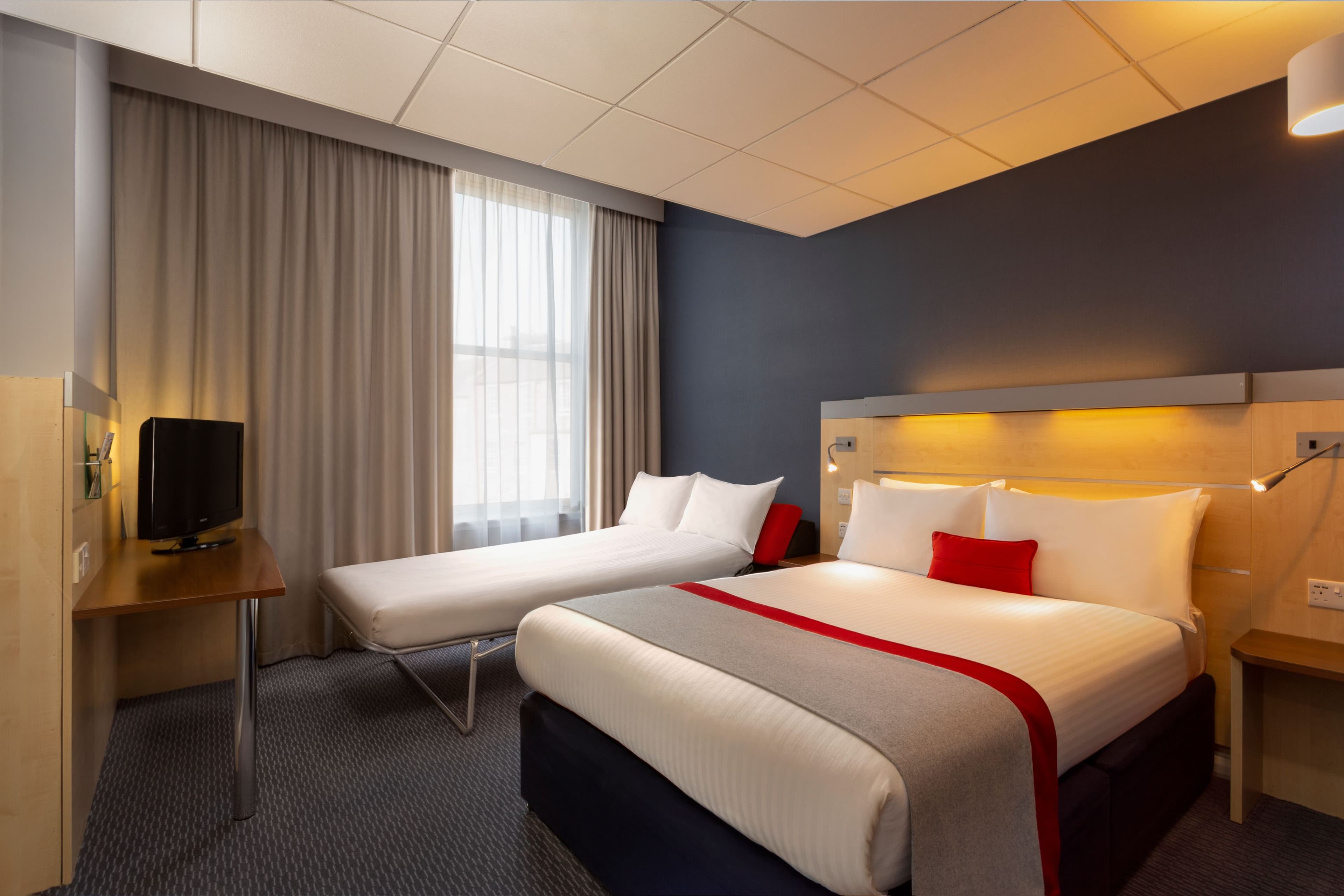 Holiday Inn Express Edinburgh City Centre — 8