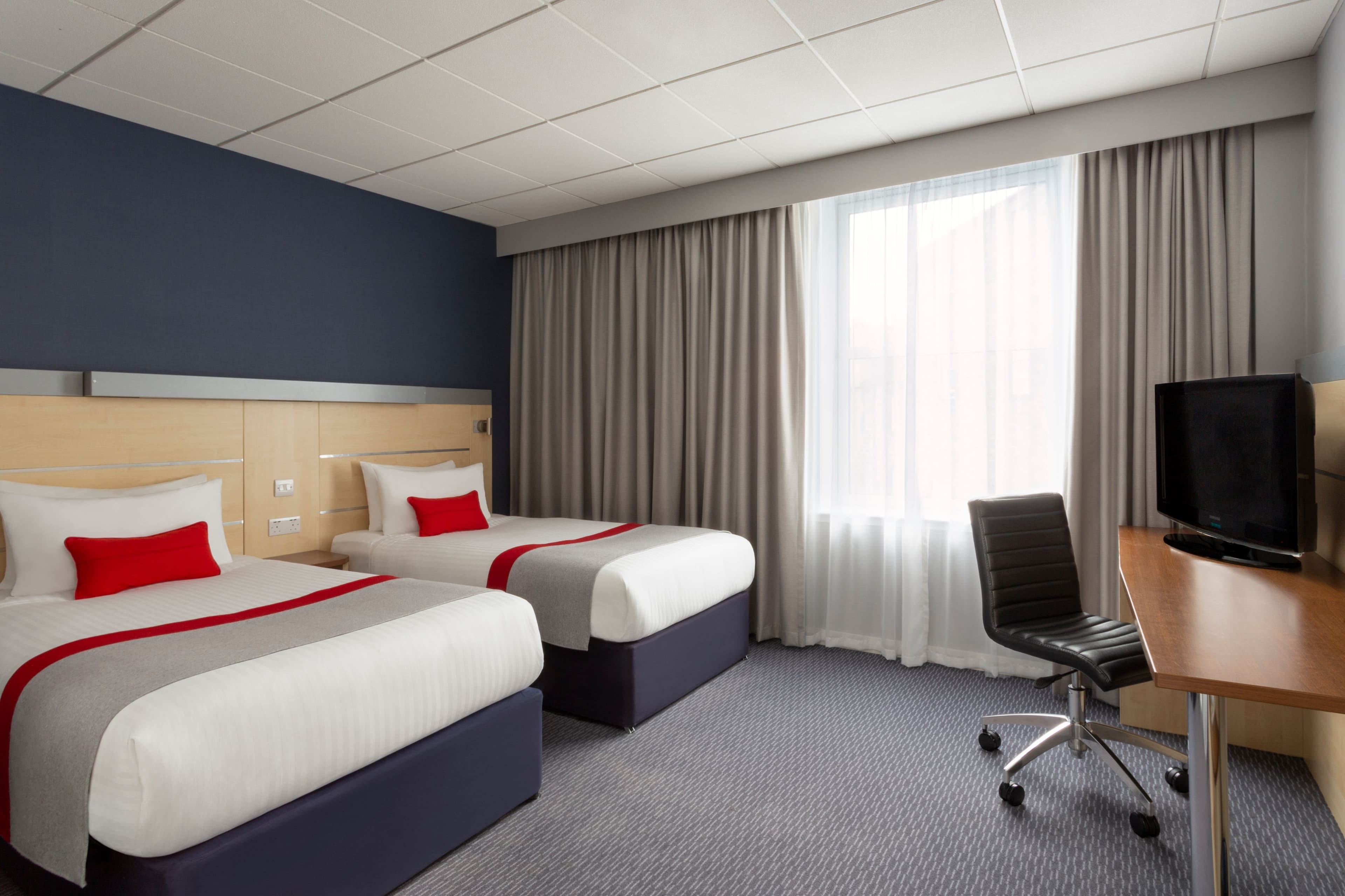 Holiday Inn Express Edinburgh City Centre - Image 2