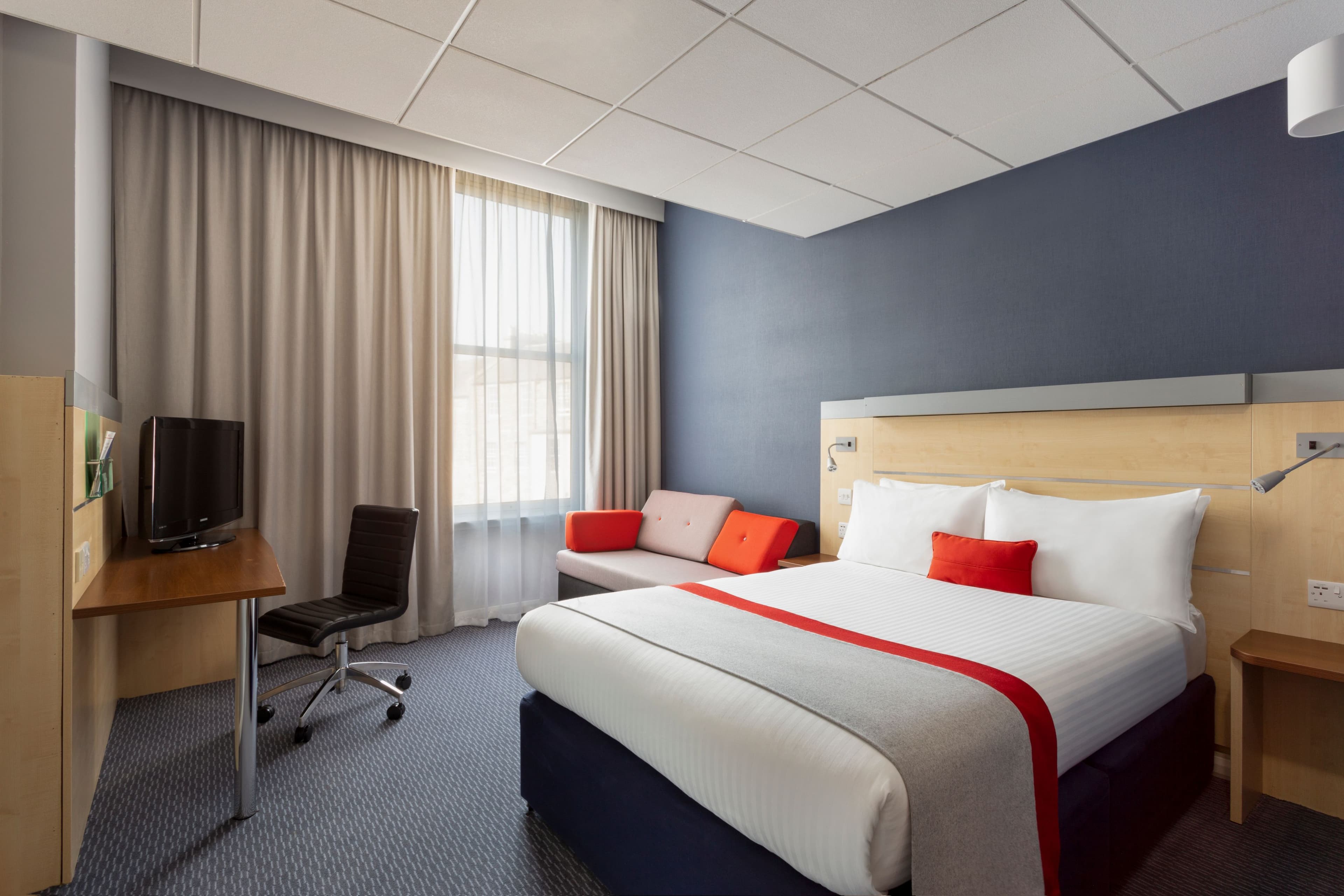 Holiday Inn Express Edinburgh City Centre - Image 5
