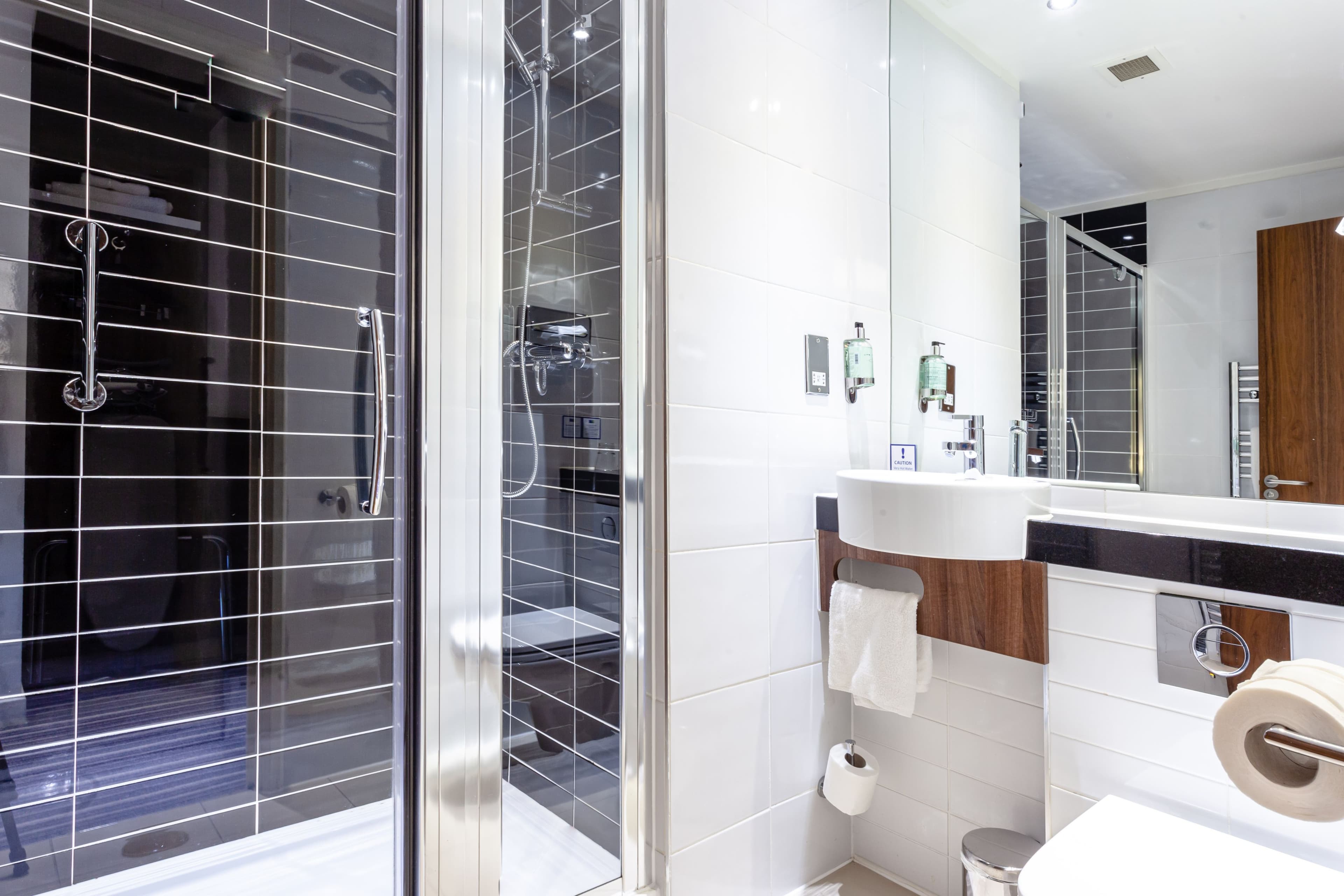 Holiday Inn Express Edinburgh Airport - Image 4