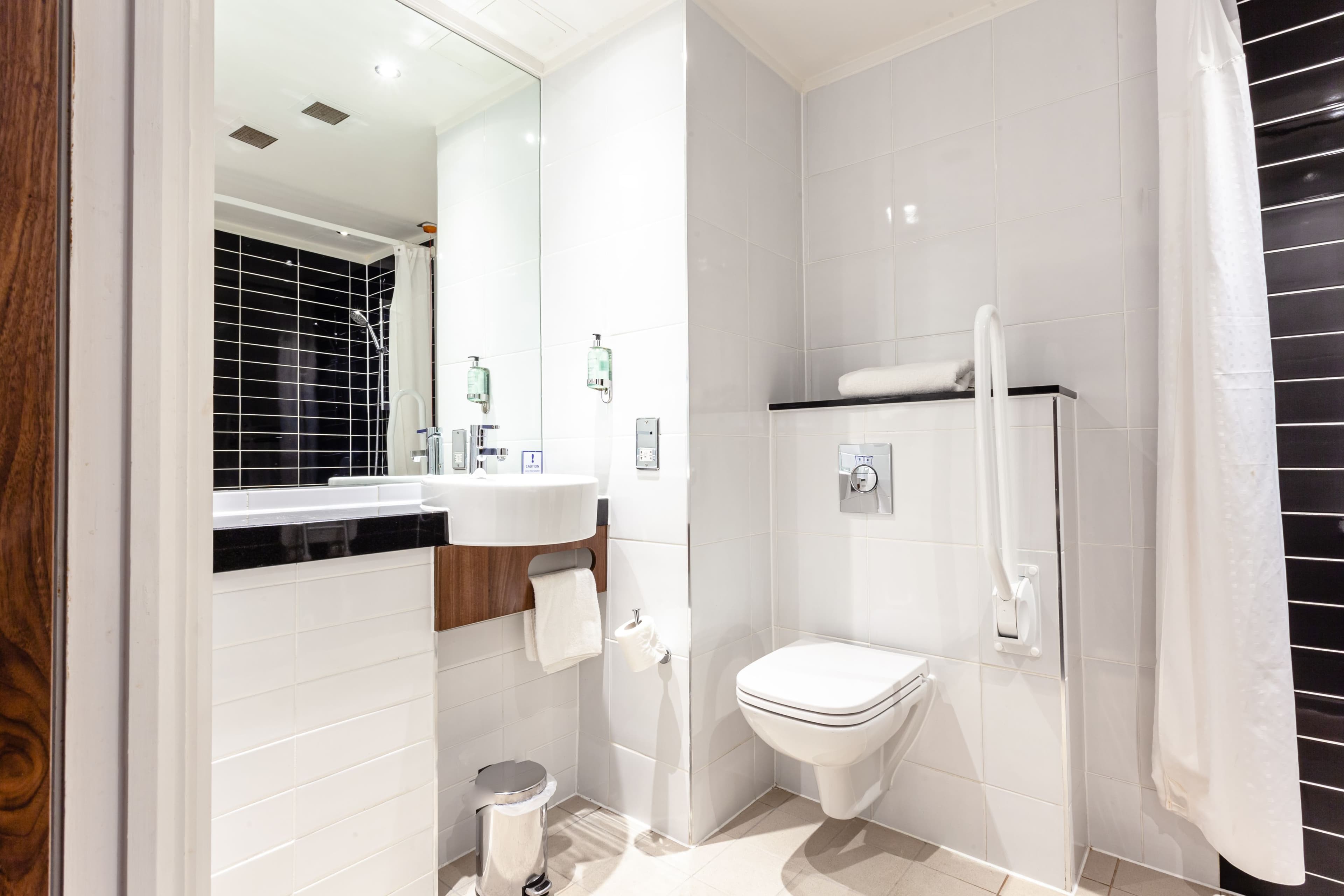 Holiday Inn Express Edinburgh Airport — 32