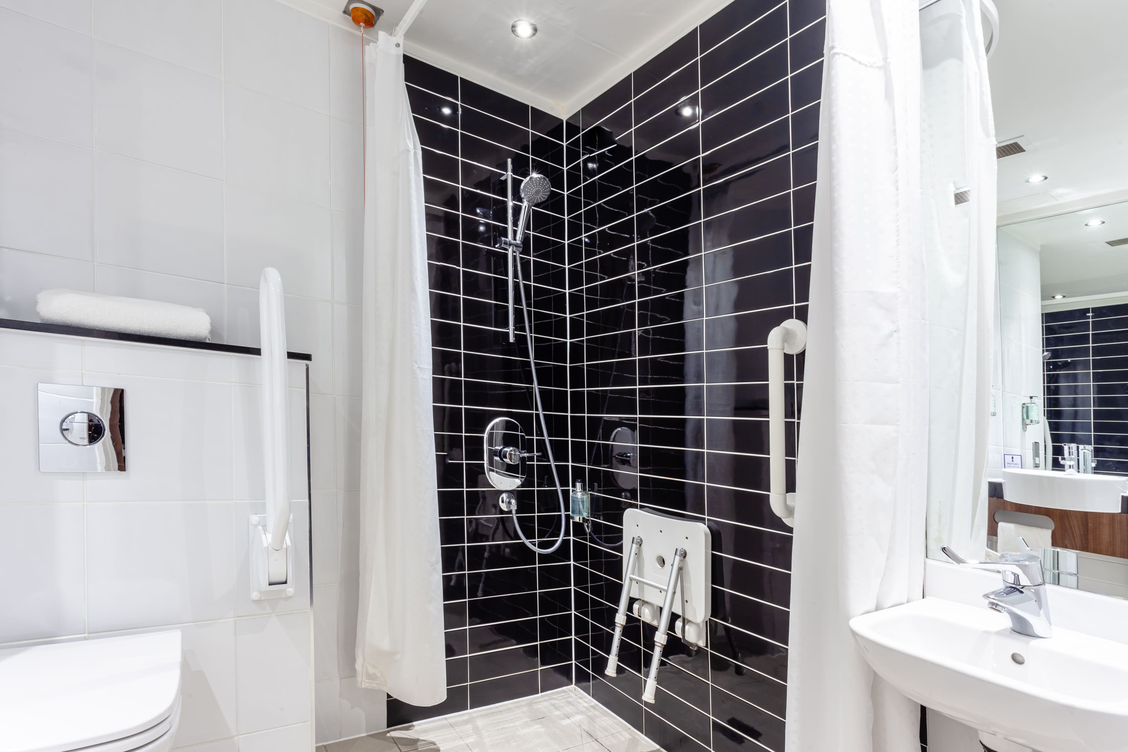 Holiday Inn Express Edinburgh Airport — 33
