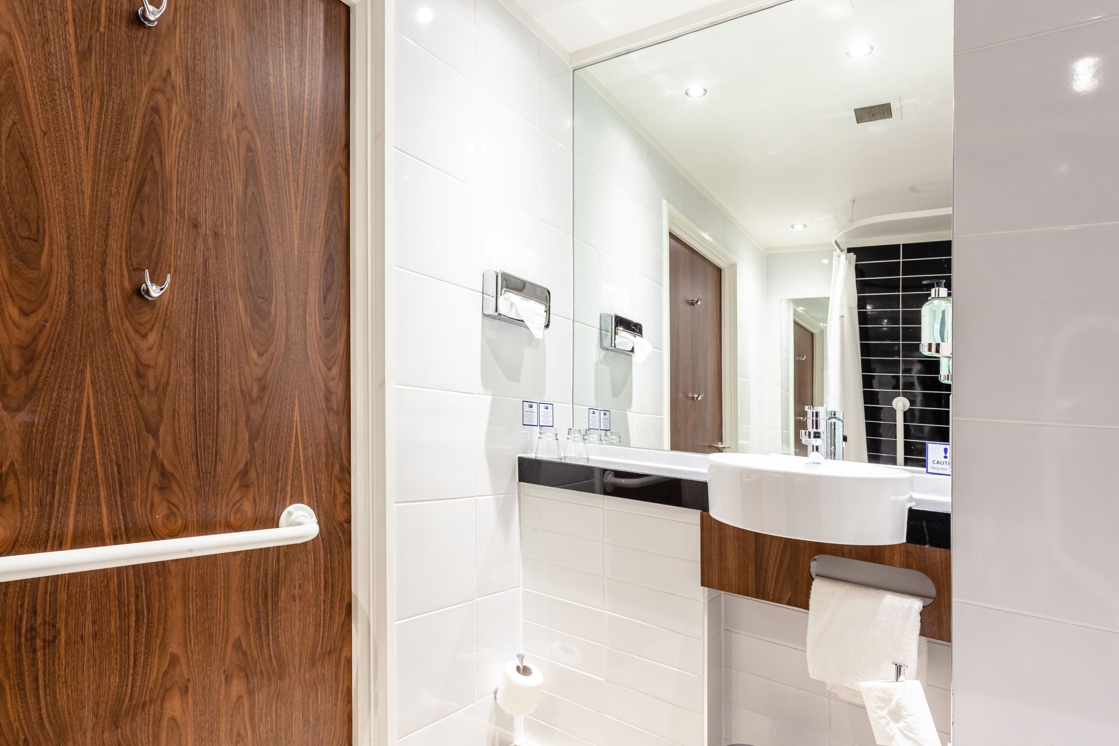 Holiday Inn Express Edinburgh Airport — 30