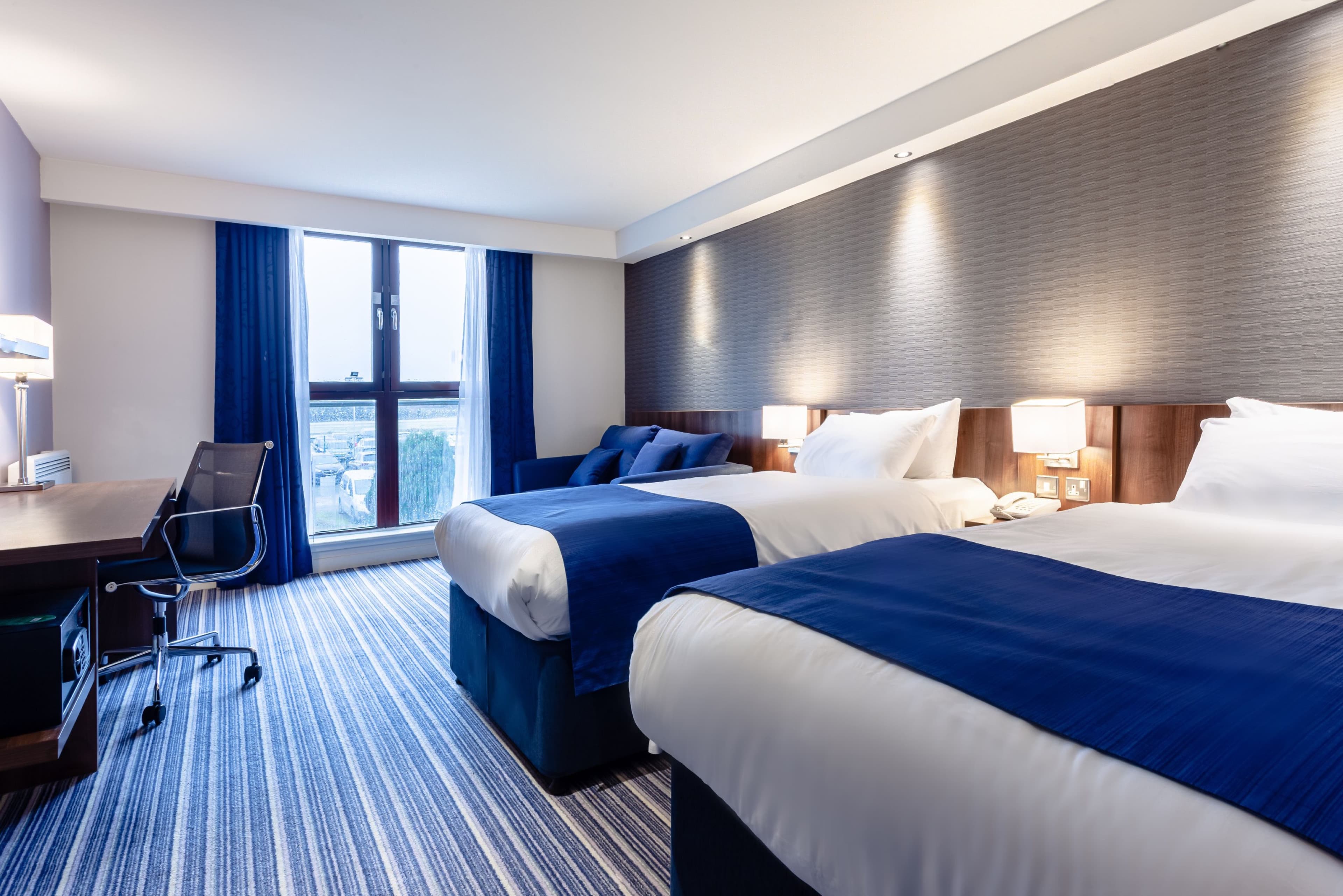 Holiday Inn Express Edinburgh Airport — 35