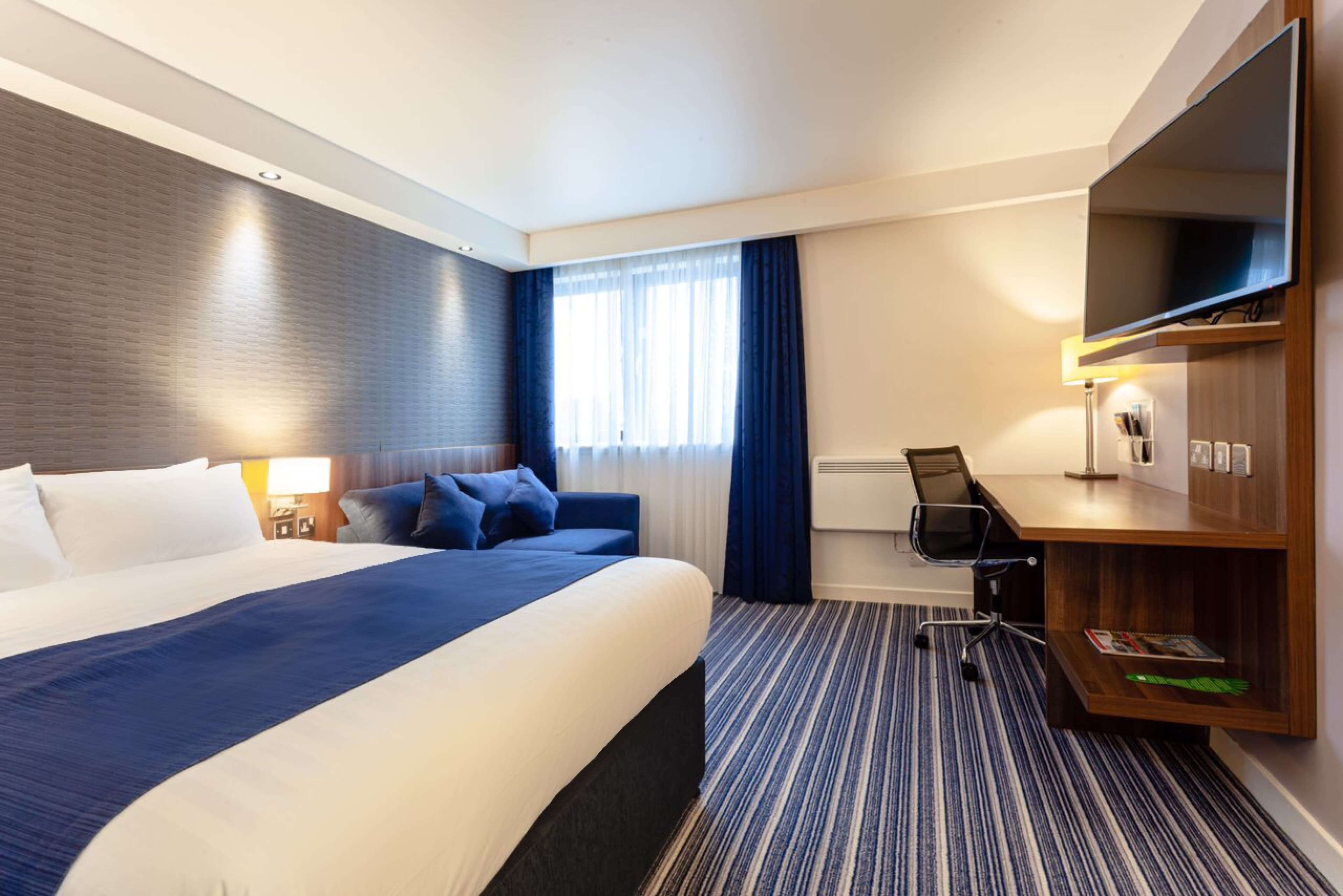 Holiday Inn Express Edinburgh Airport — 12