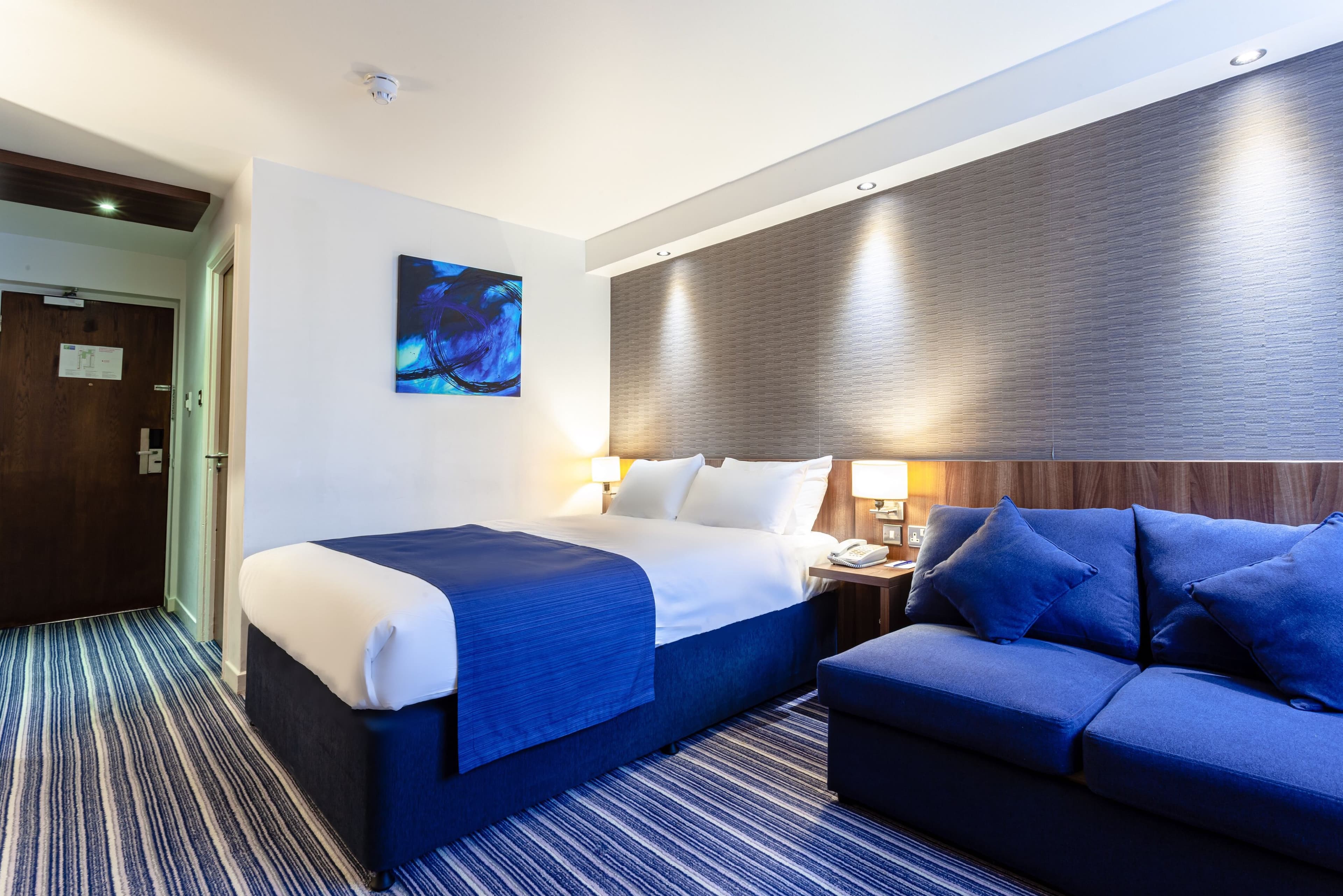 Holiday Inn Express Edinburgh Airport — 11