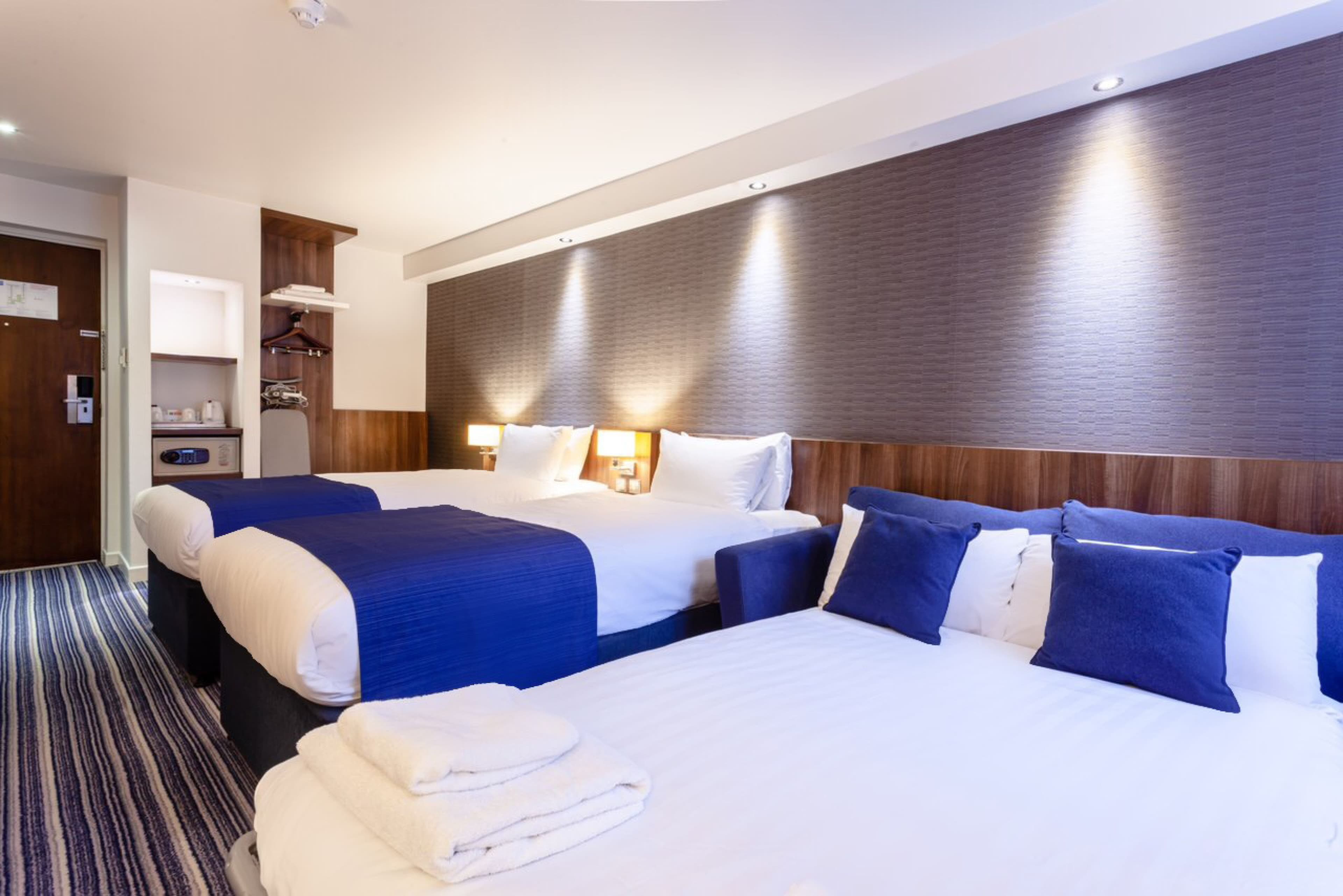 Holiday Inn Express Edinburgh Airport — 39