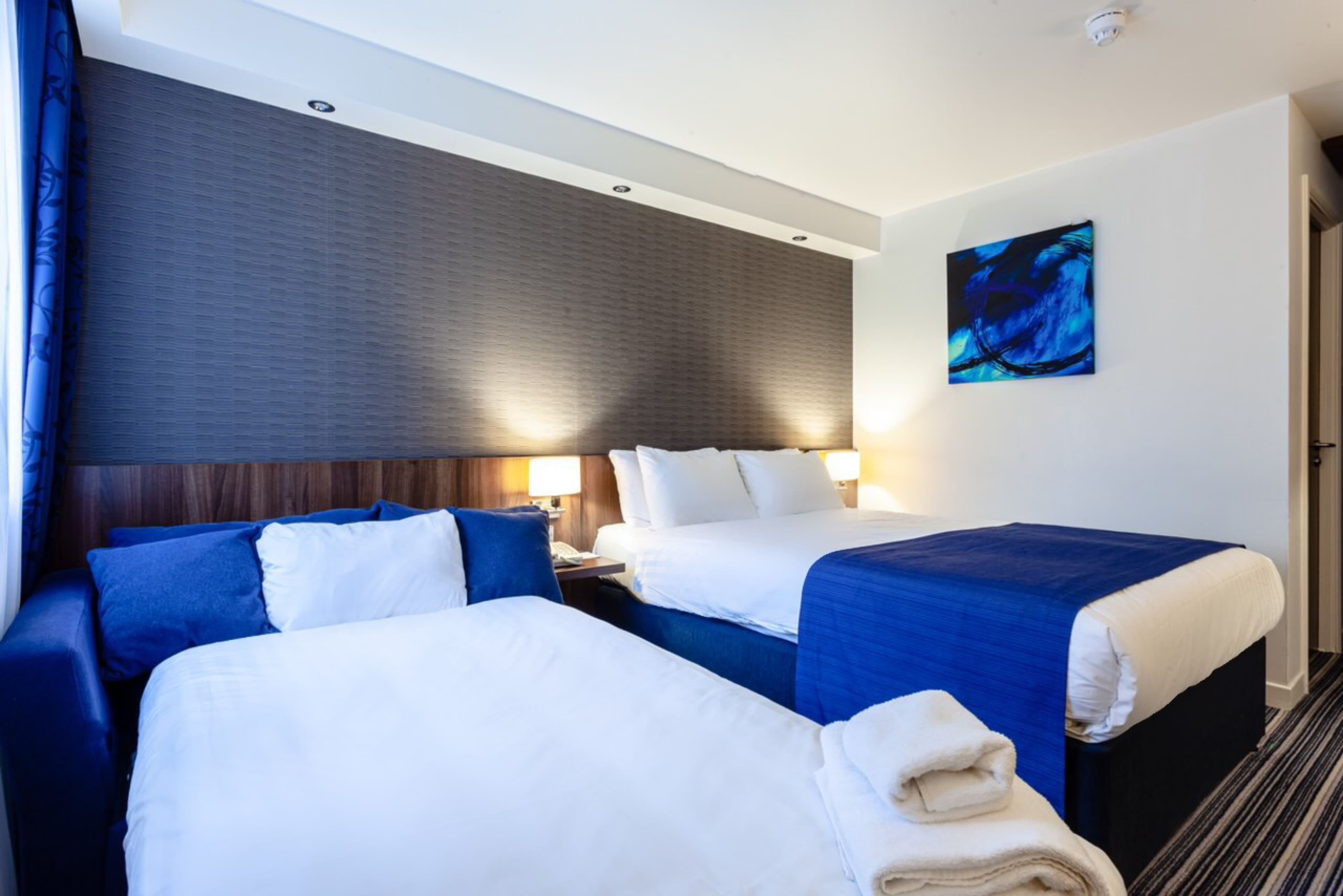 Holiday Inn Express Edinburgh Airport — 9