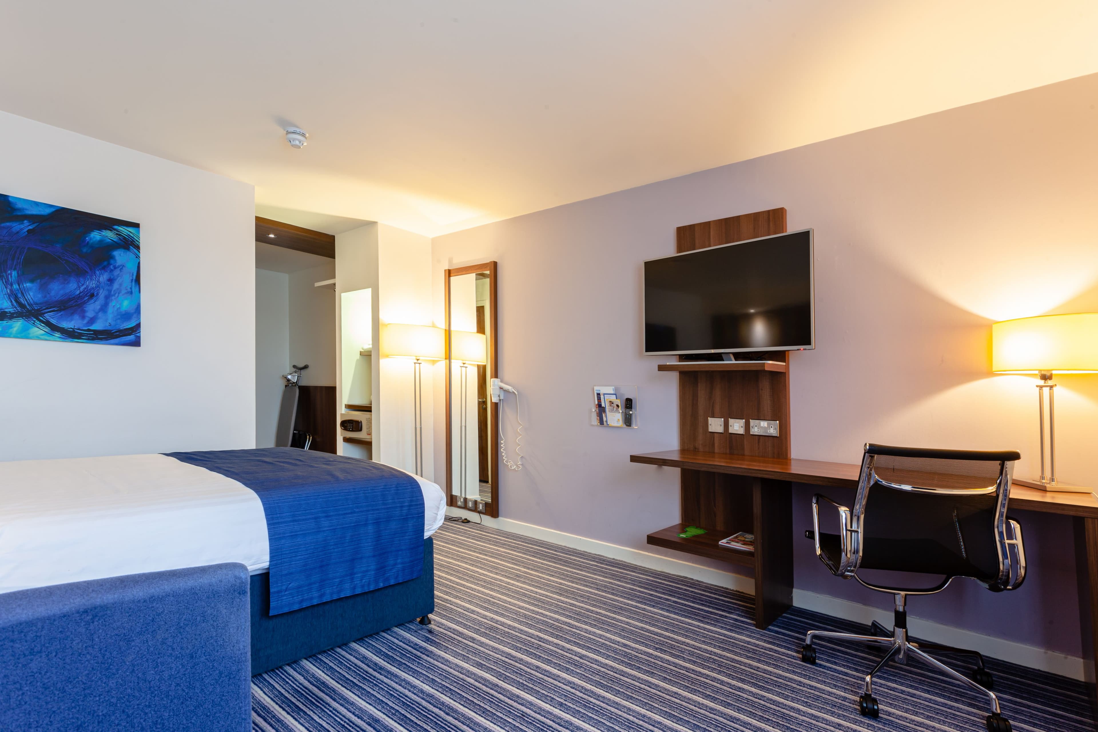 Holiday Inn Express Edinburgh Airport — 29