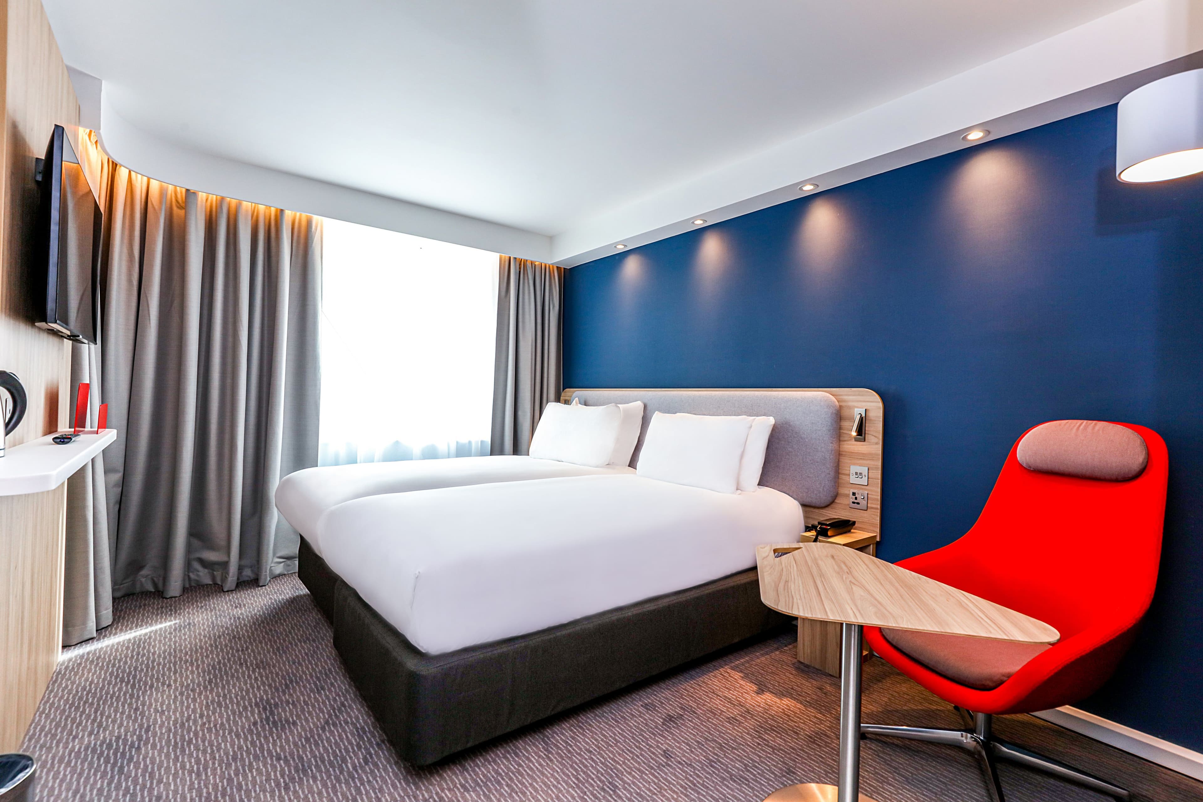 Holiday Inn Express Edinburgh - City West — 19