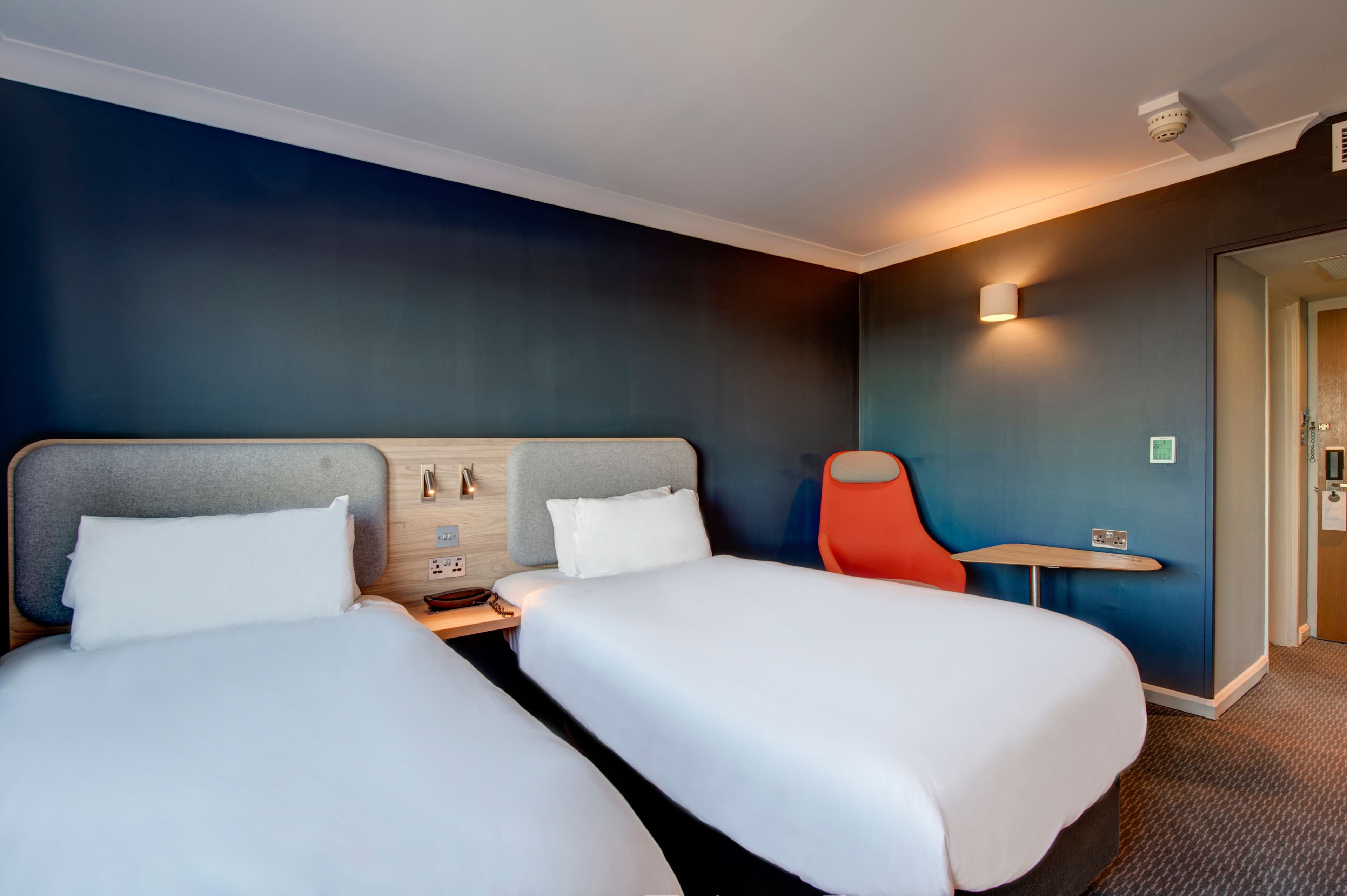 Holiday Inn Express Edinburgh - City West — 20