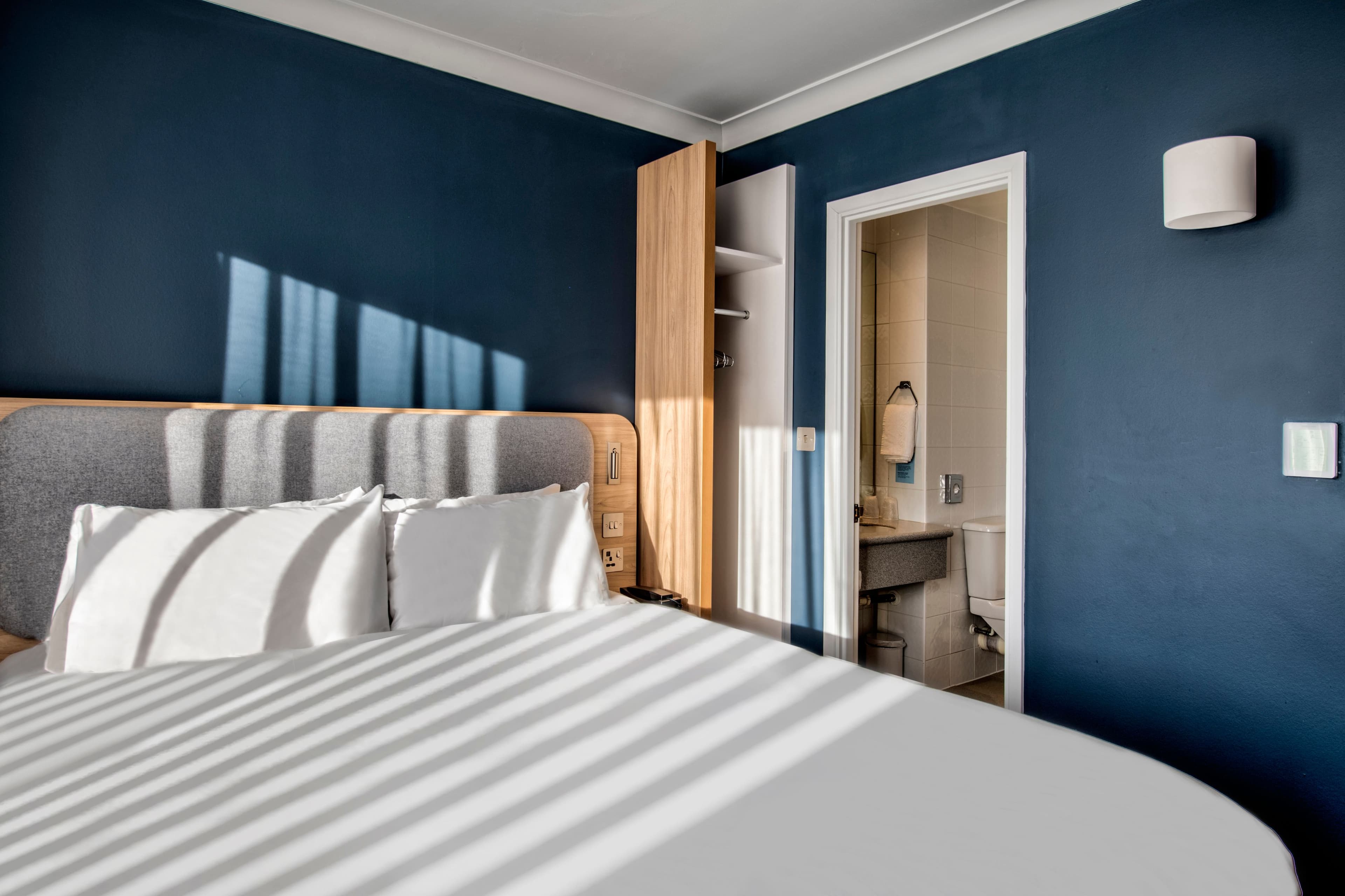 Holiday Inn Express Edinburgh - City West — 7