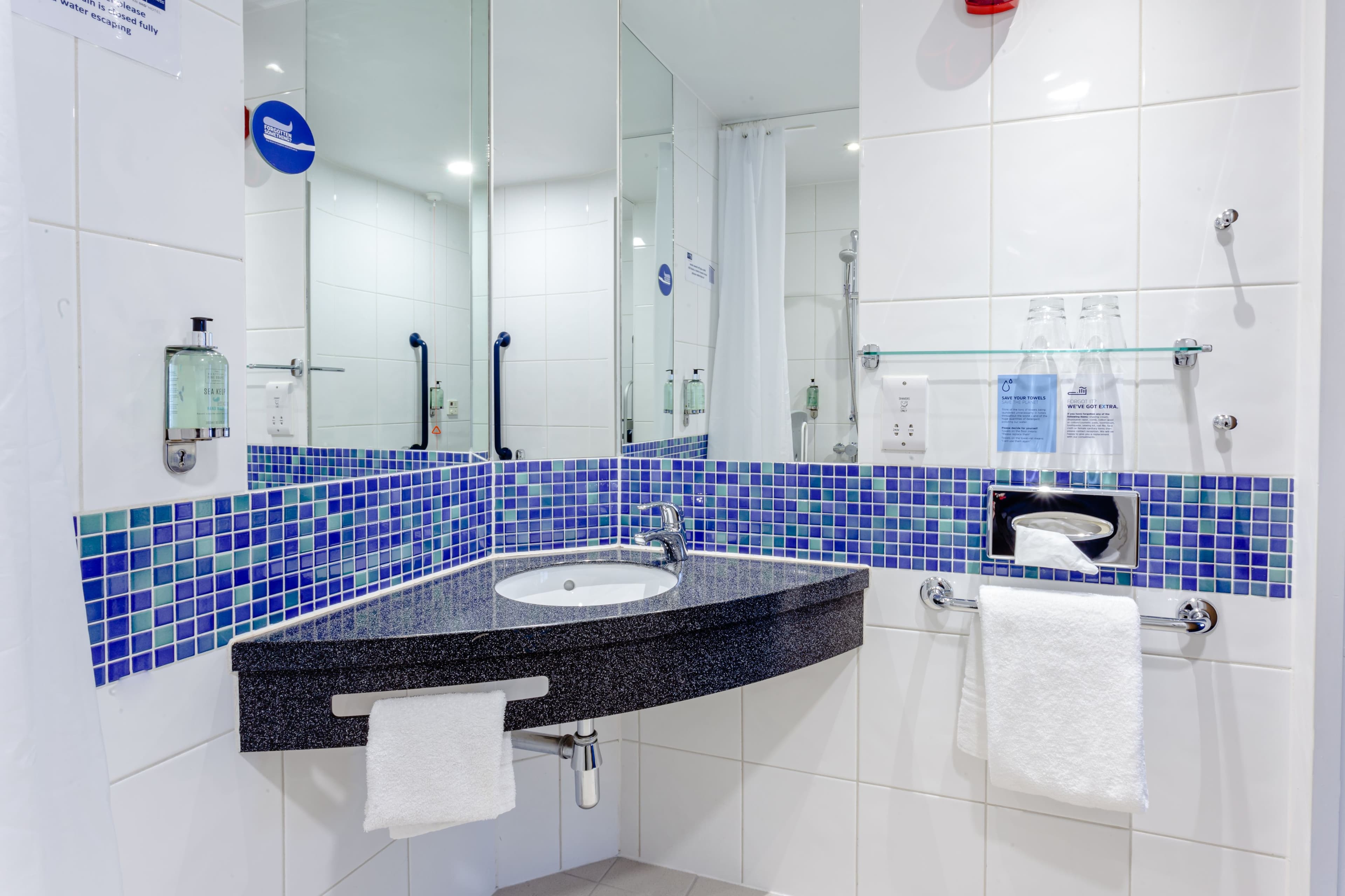 Standard Room with Free Hot Breakfast - Image 5