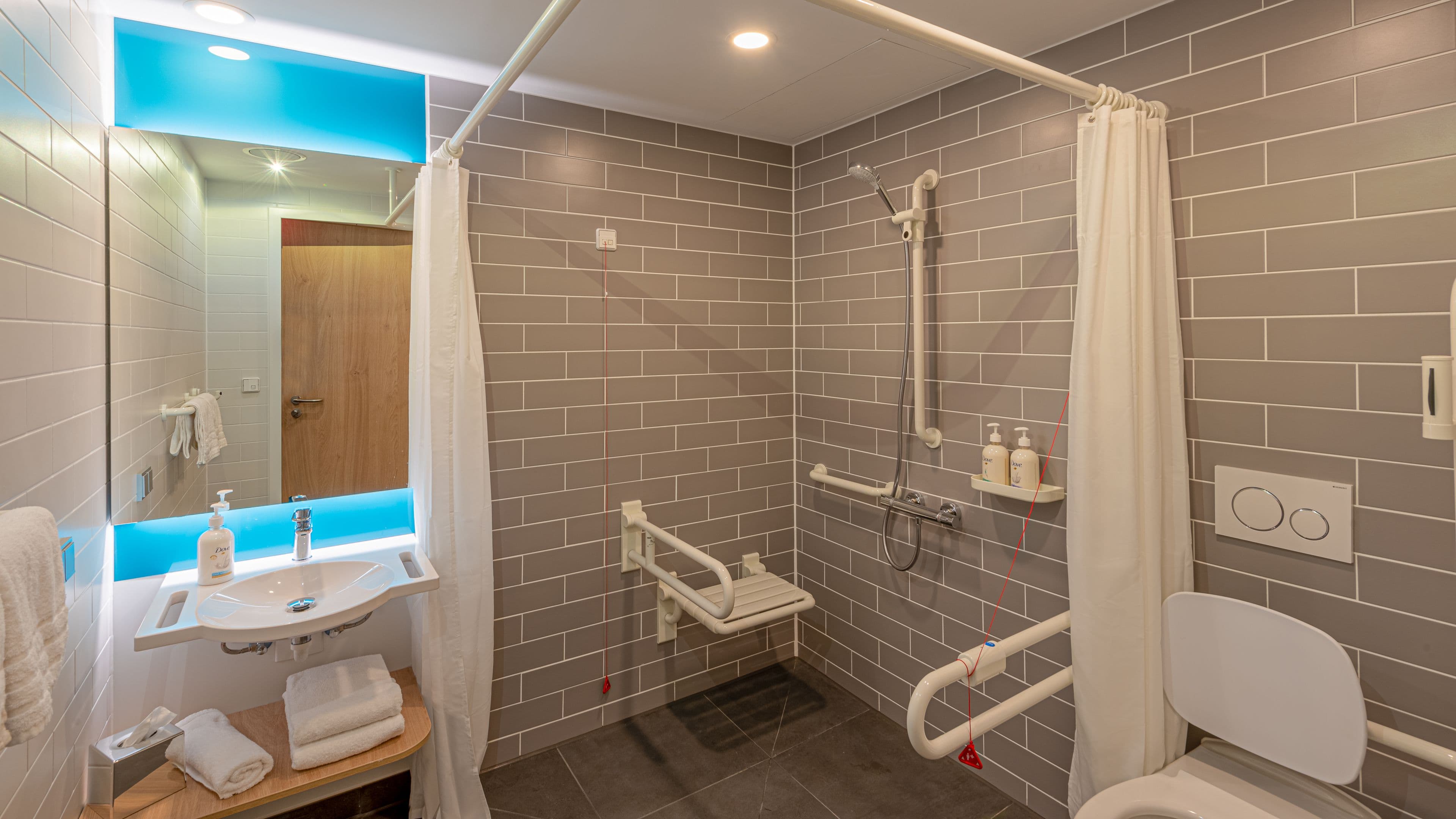 Holiday Inn Express Hamburg South A7/AS42 — 26