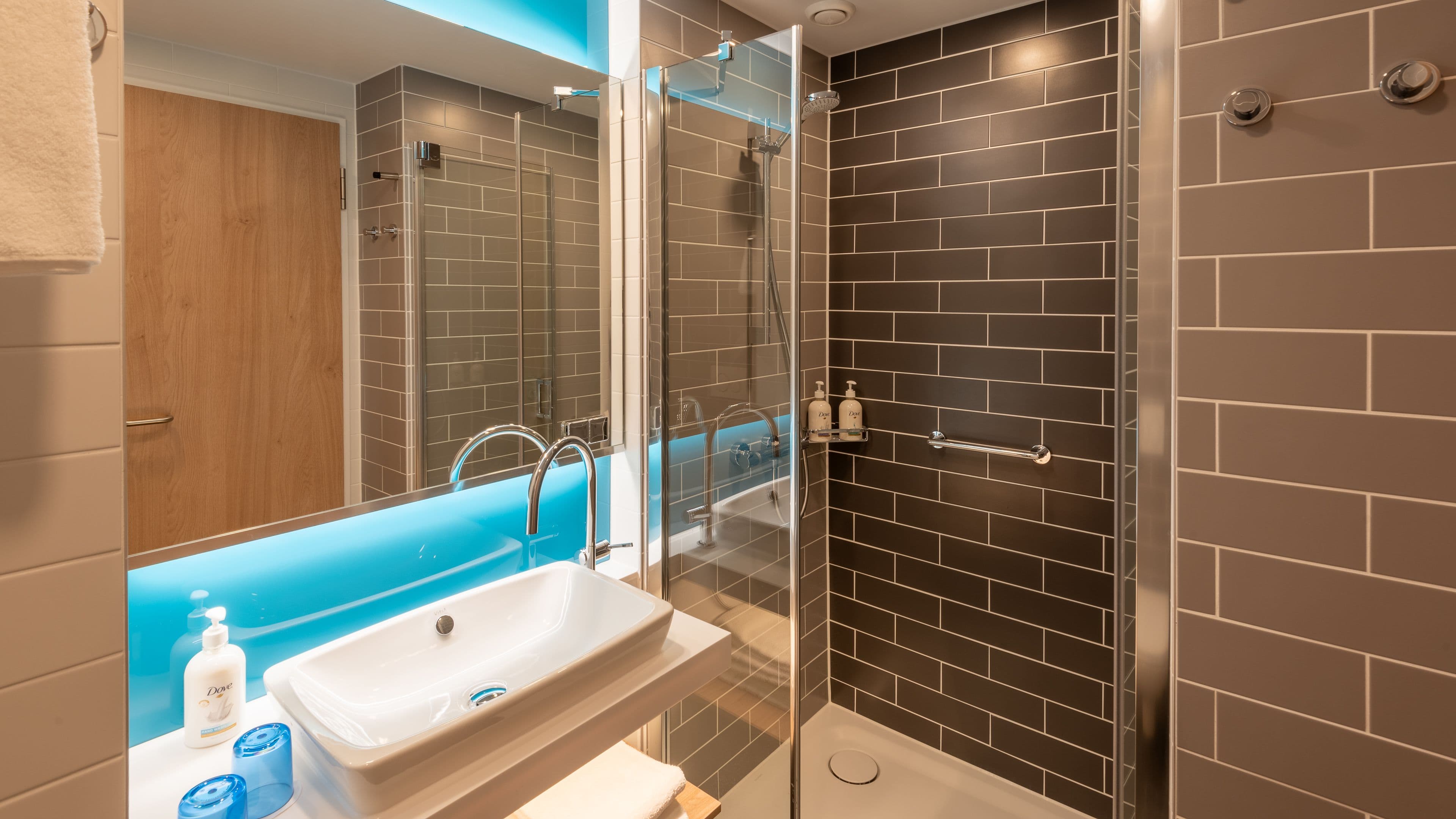 Holiday Inn Express Hamburg South A7/AS42 - Image 3