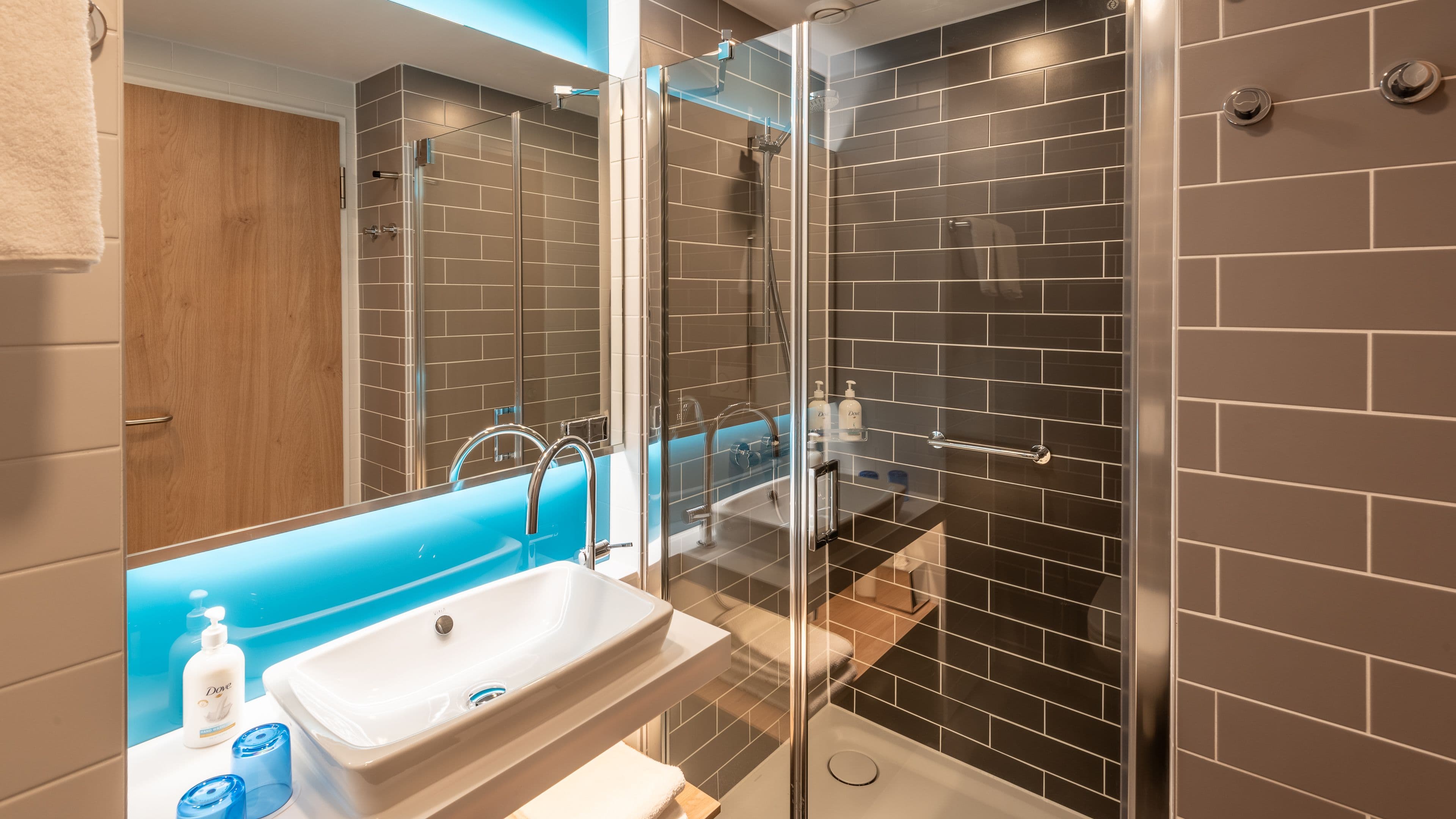 Holiday Inn Express Hamburg South A7/AS42 - Image 2