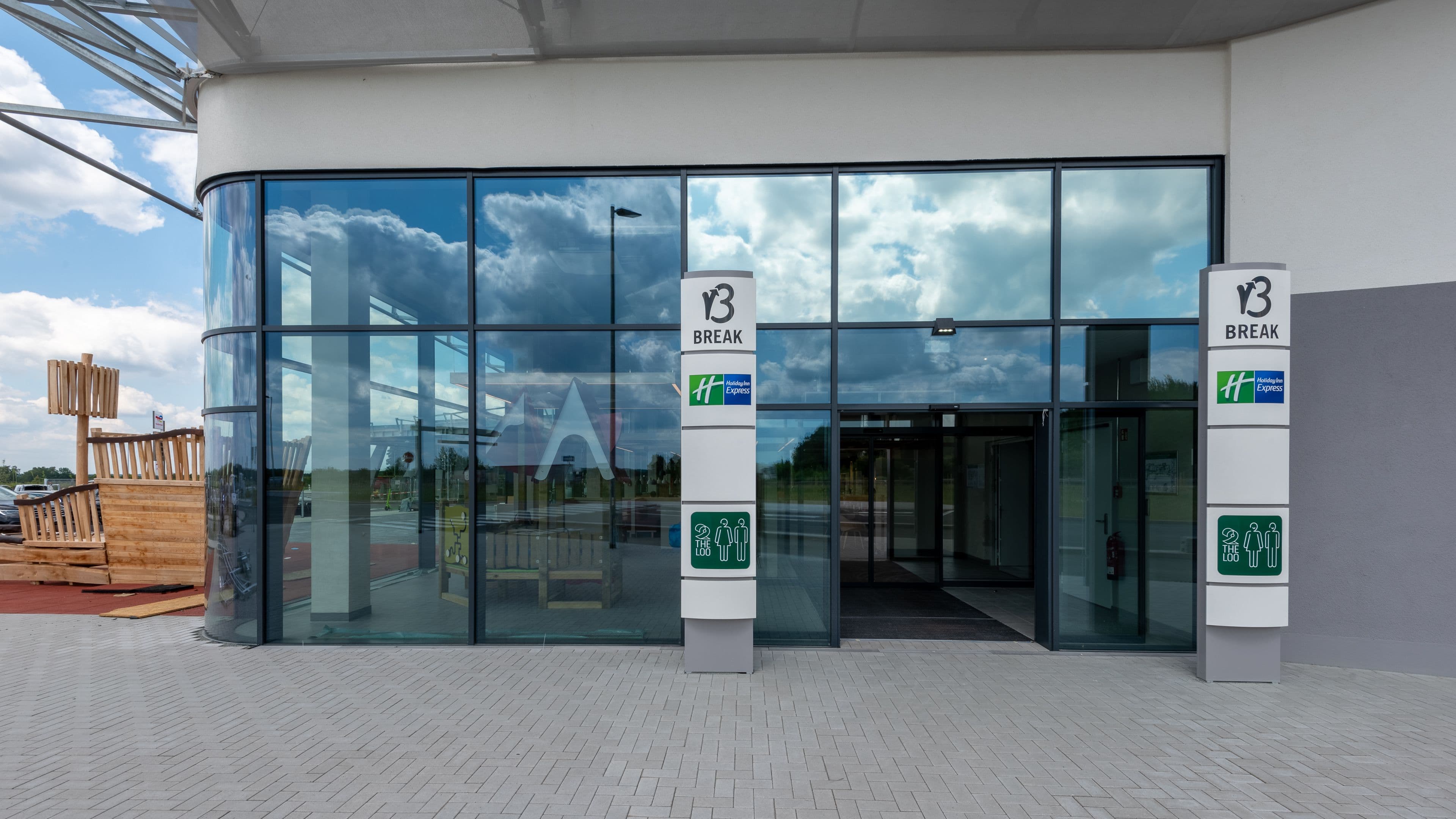 Holiday Inn Express Hamburg South A7/AS42 - Image 1