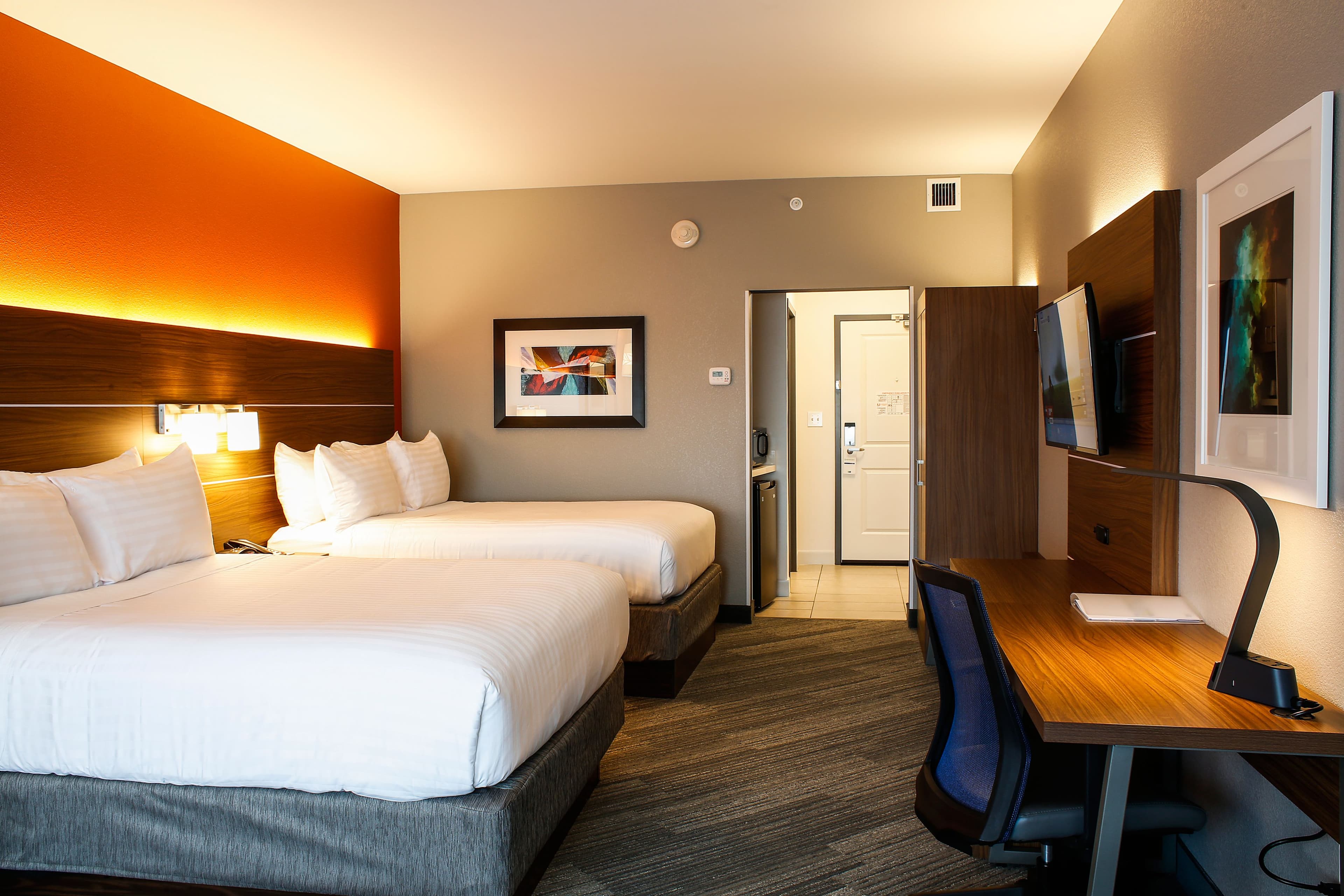 Holiday Inn Express Evansville - Image 2