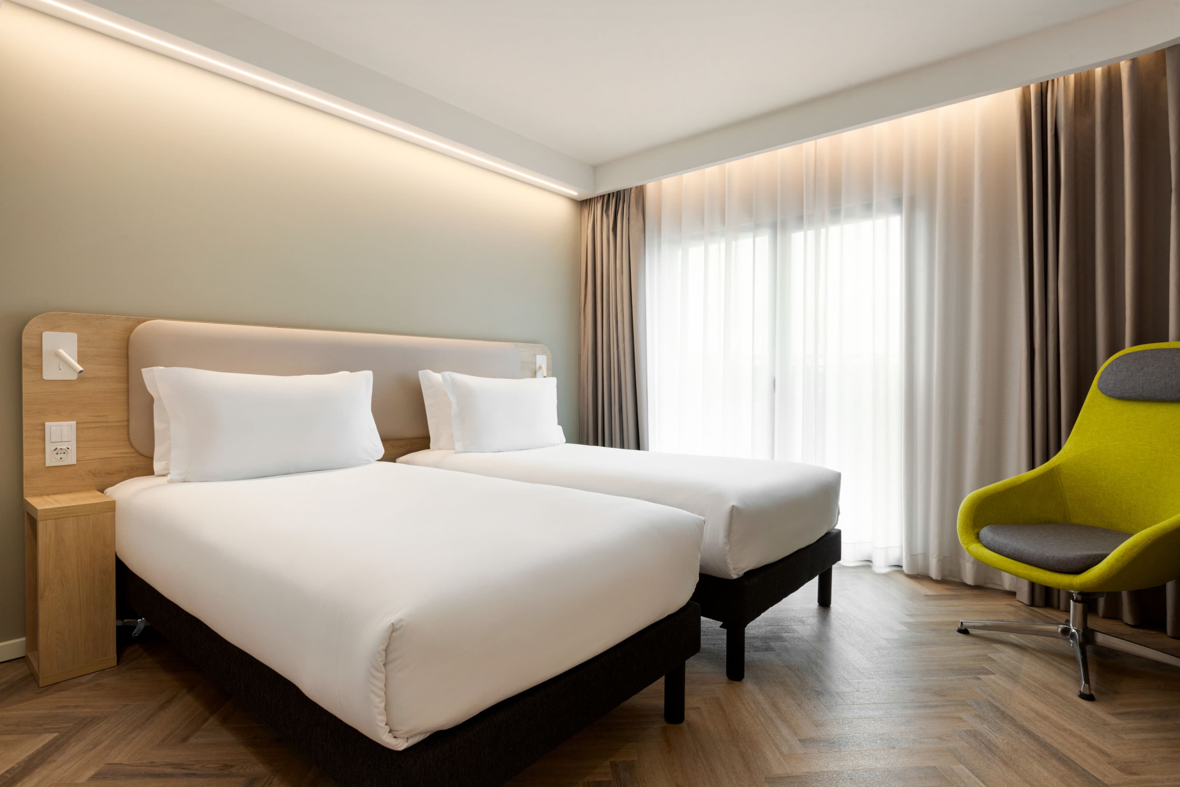 Standard Room with Free Breakfast - Image 5