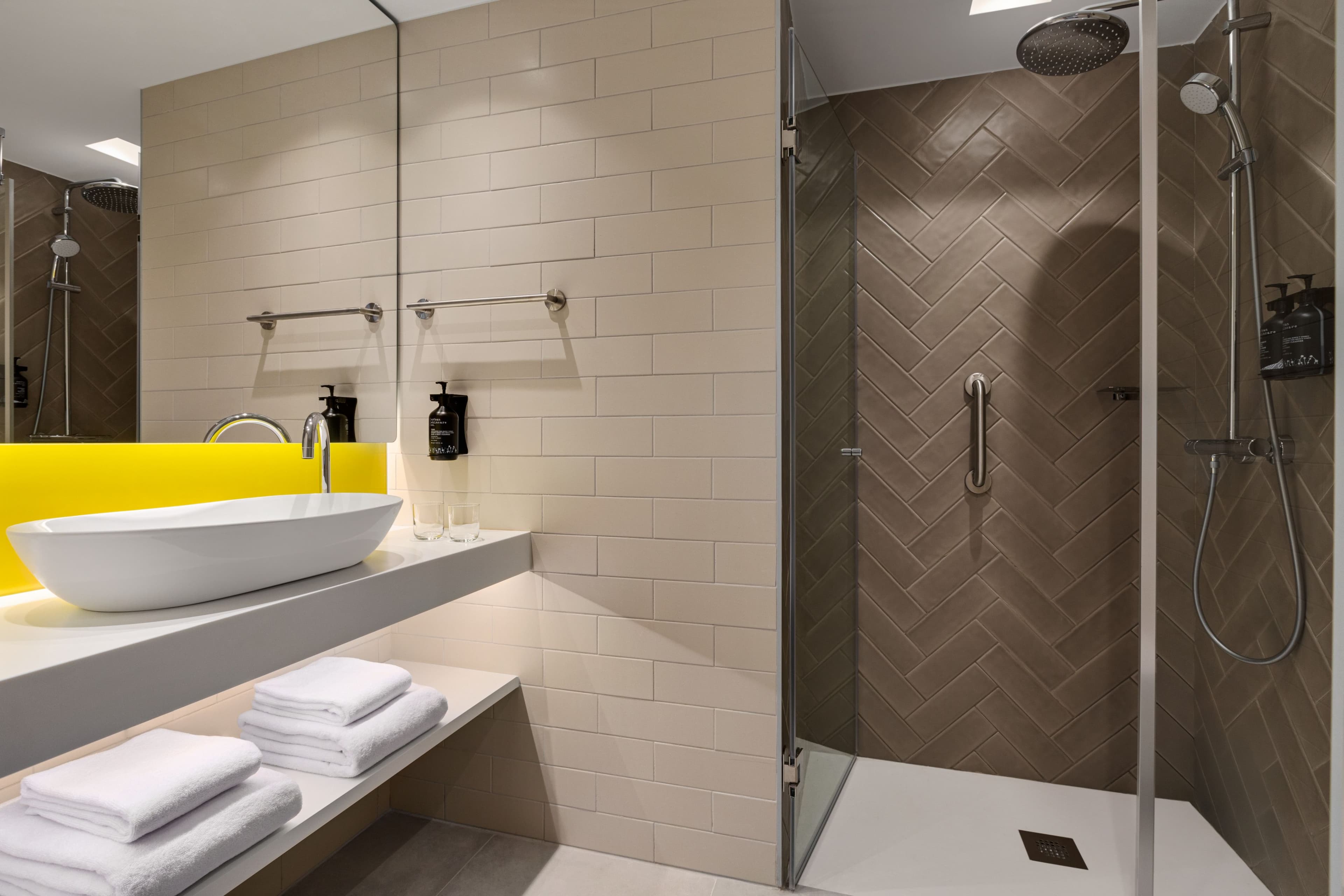 Standard Room with Free Breakfast - Image 7
