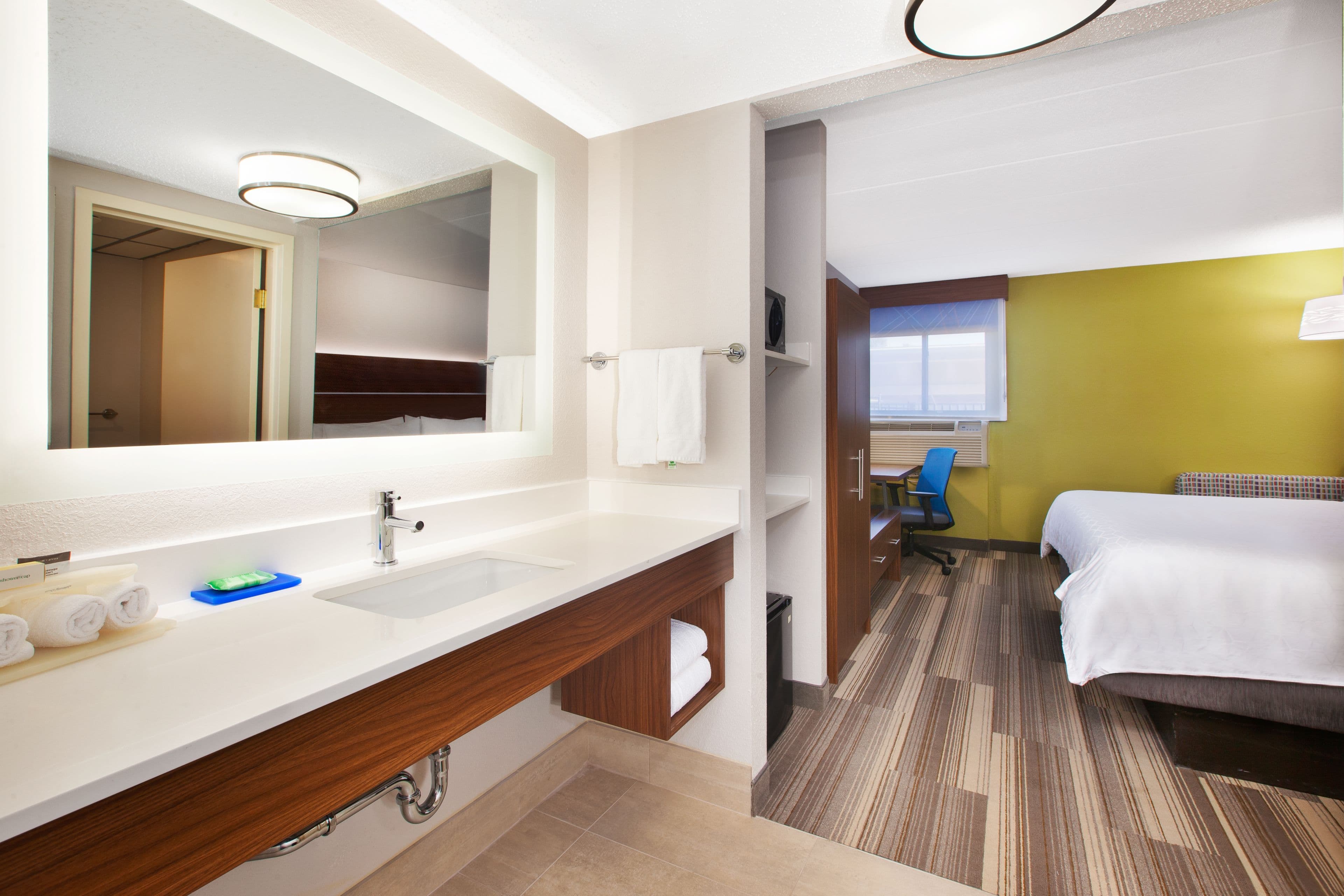 Holiday Inn Express Fairfax - Arlington Boulevard - Image 5