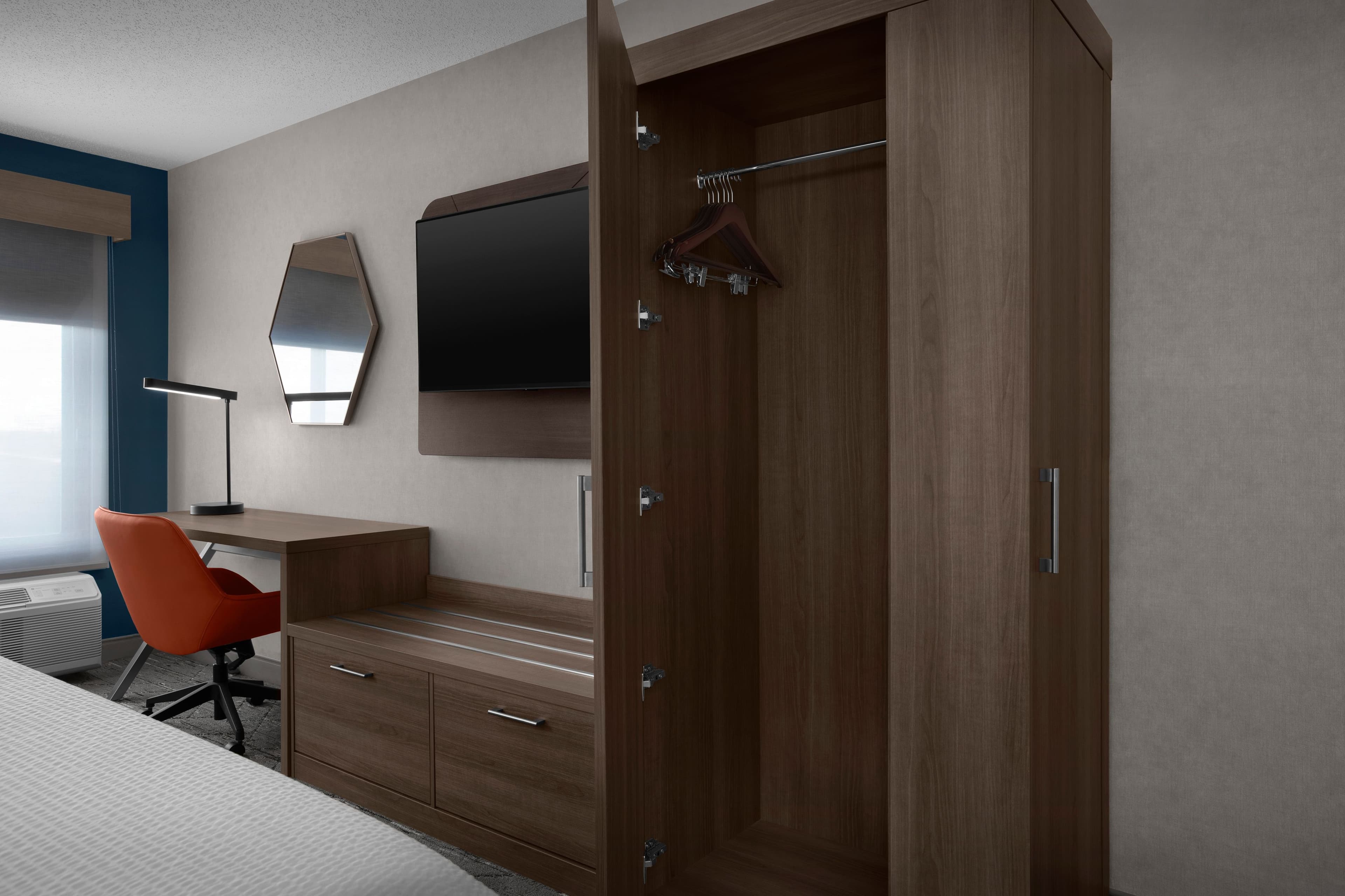 Holiday Inn Express Fargo-West Acres - Image 5