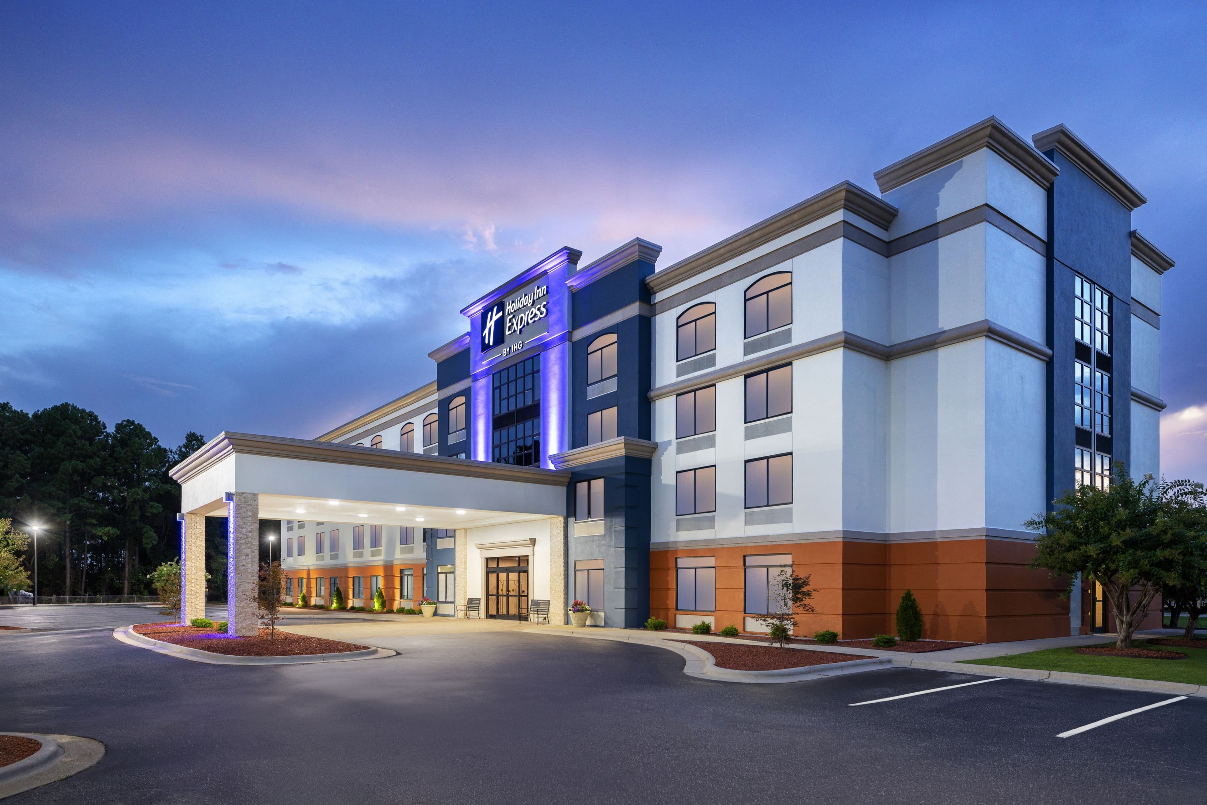 Holiday Inn Express Fayetteville - Fort Bragg - Image 1