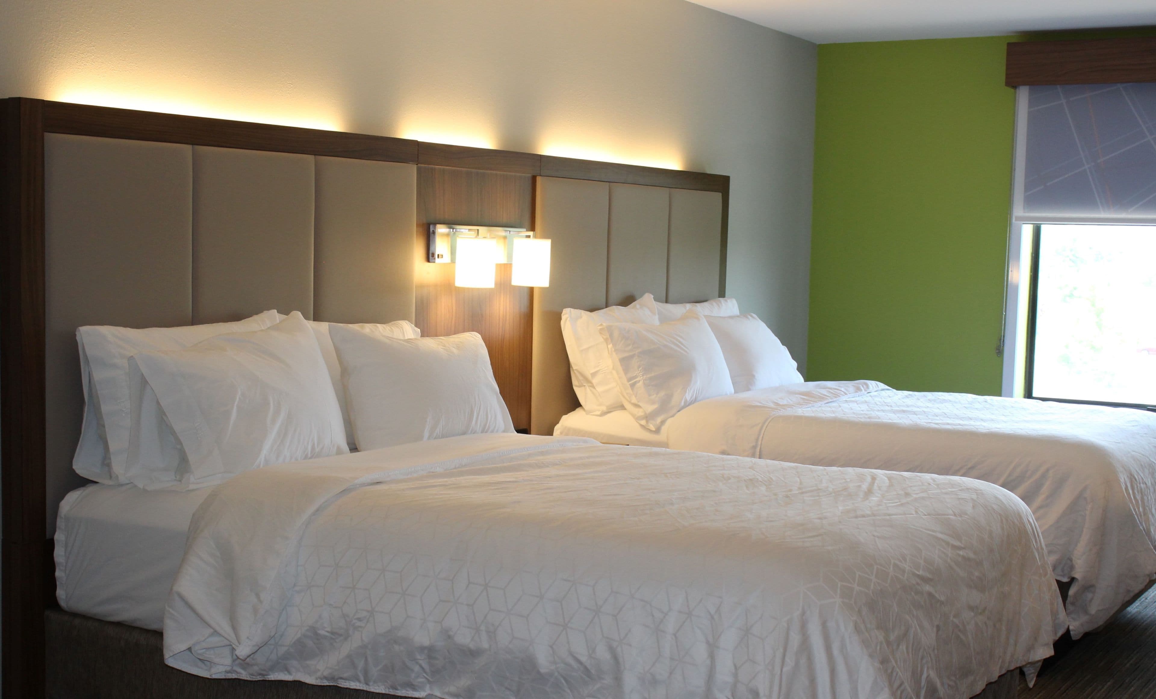Holiday Inn Express Forest City — 9