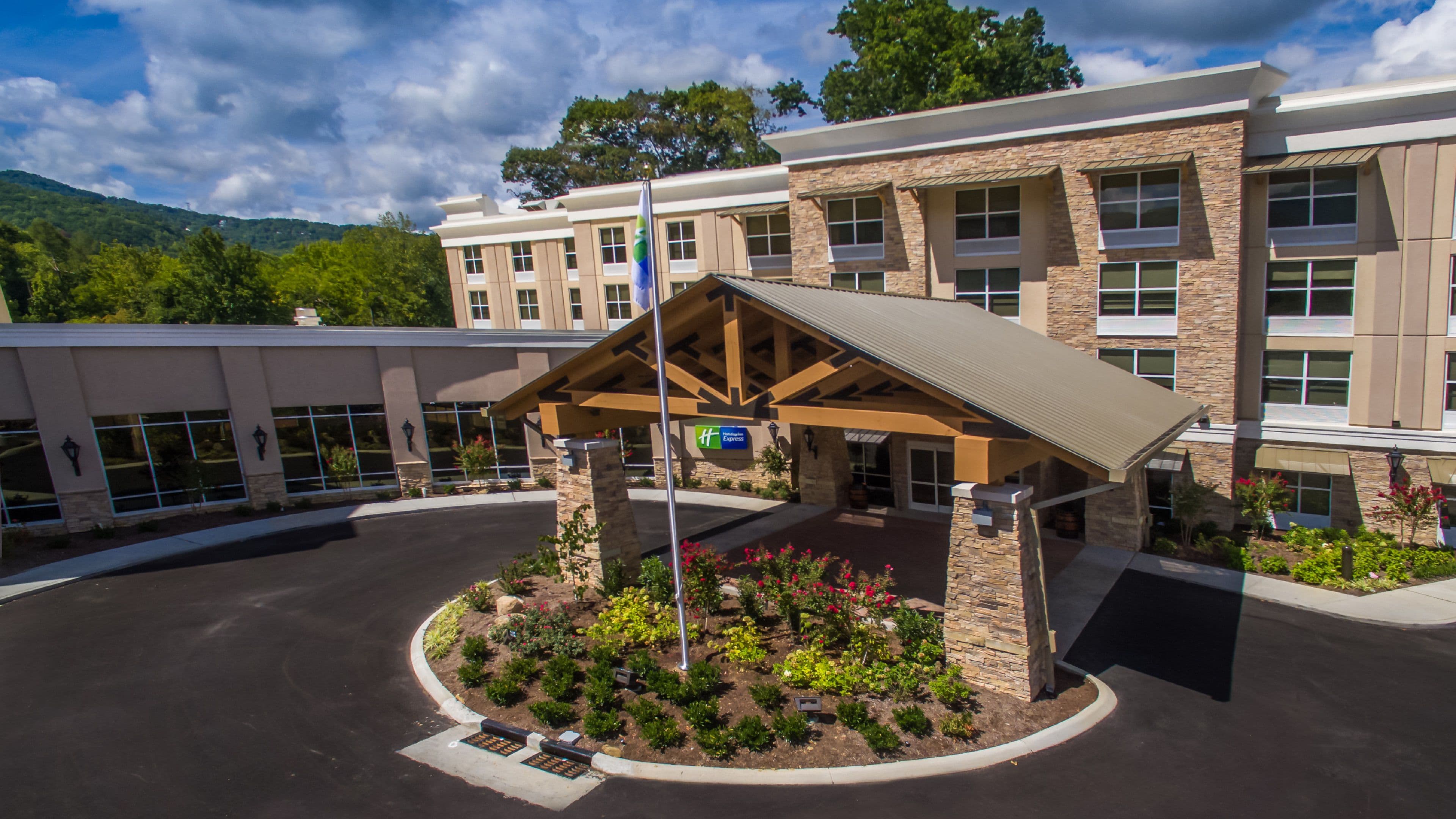 Holiday Inn Express Gatlinburg Downtown - Image 1