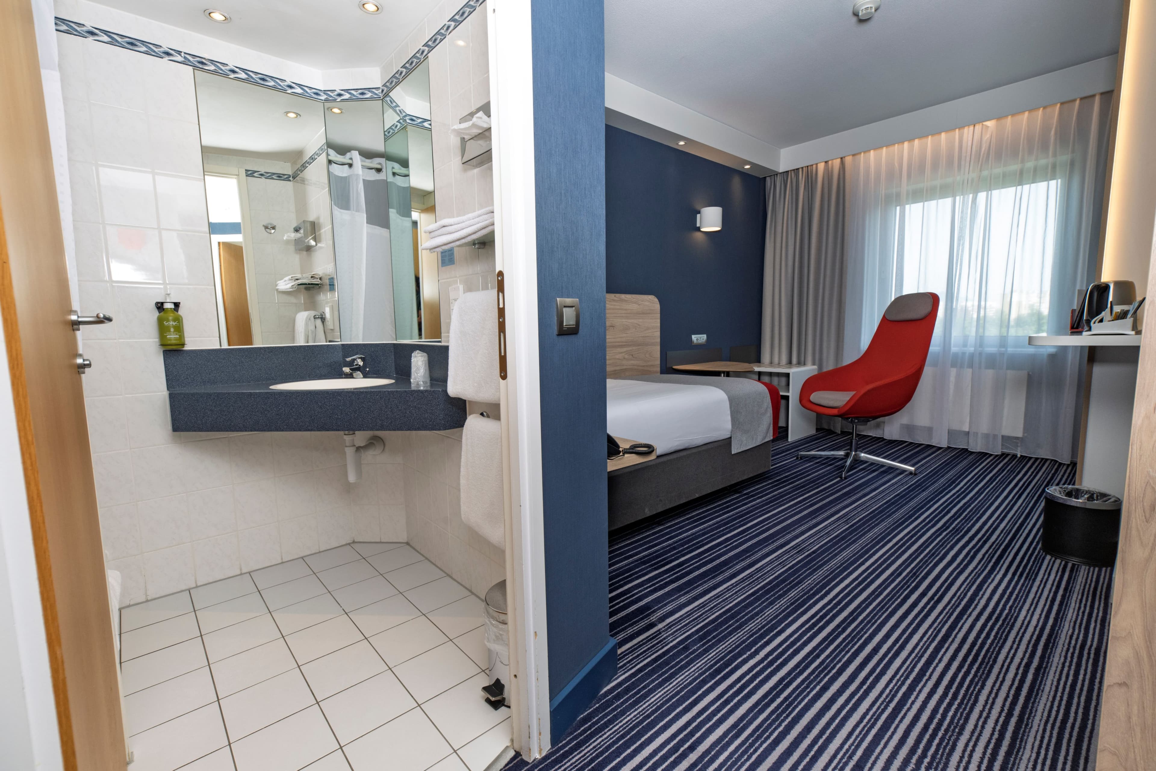 Holiday Inn Express Geneva Airport — 8