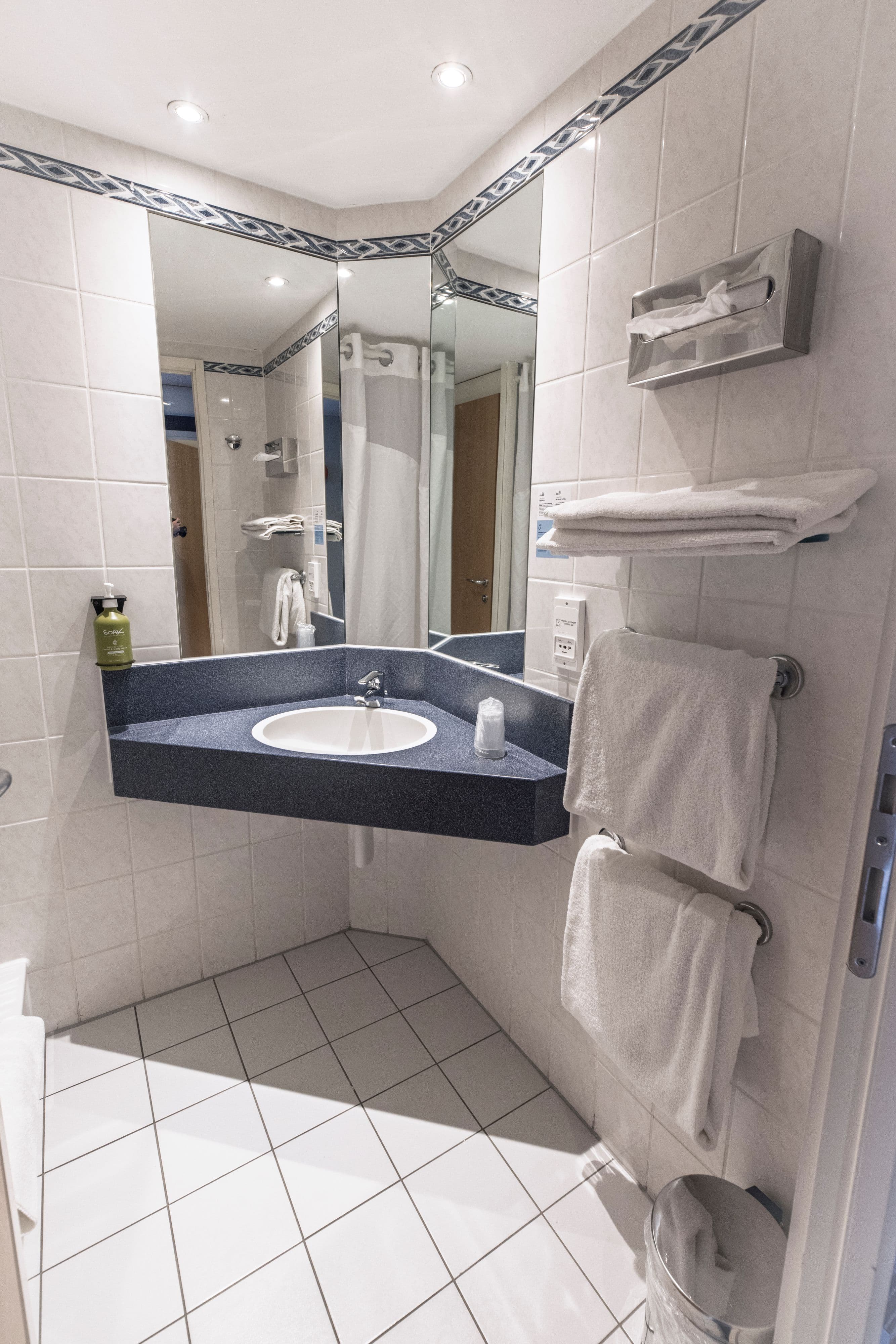 Holiday Inn Express Geneva Airport — 7