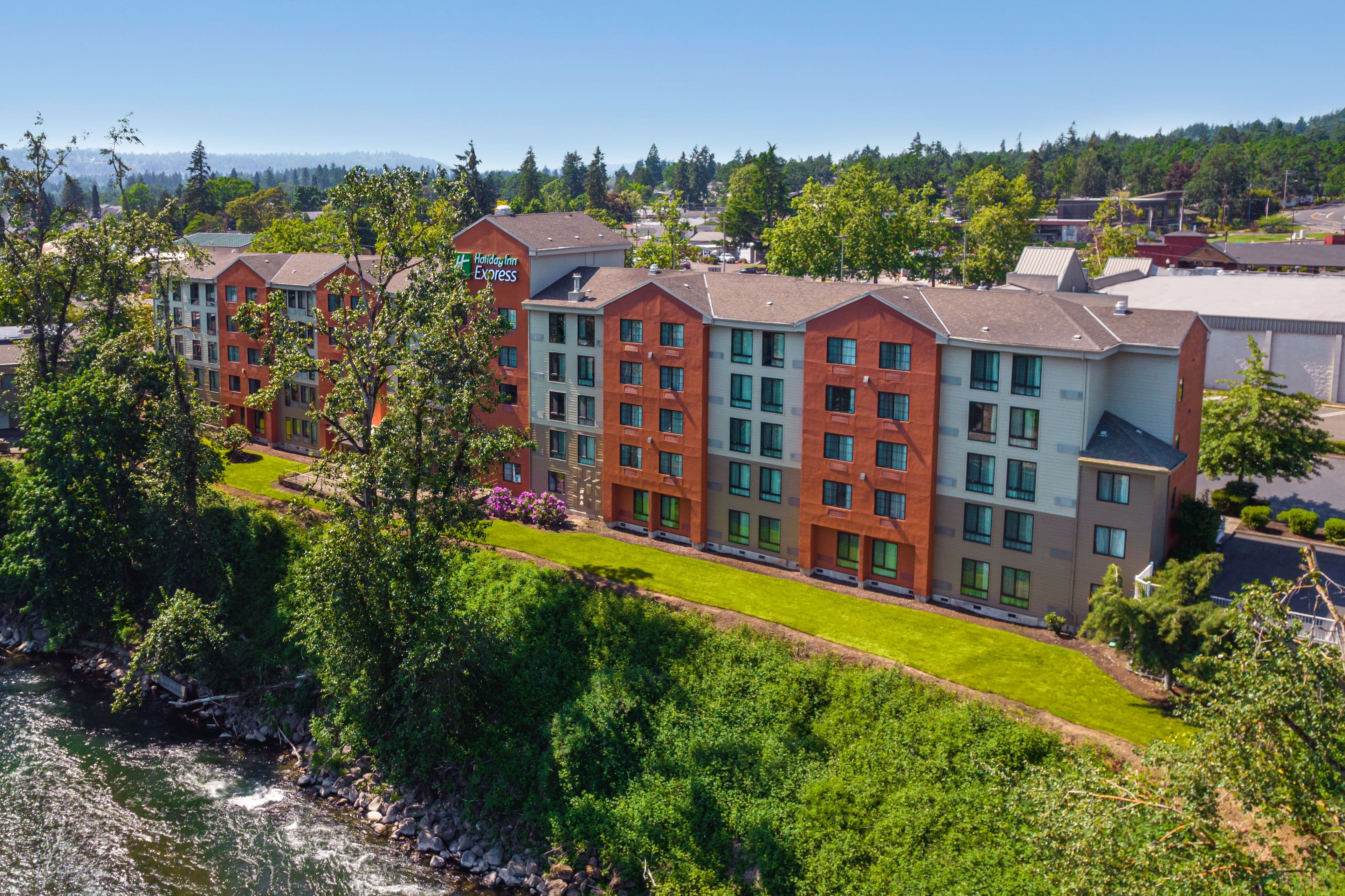 Holiday Inn Express Portland SE - Clackamas Area - Image 1