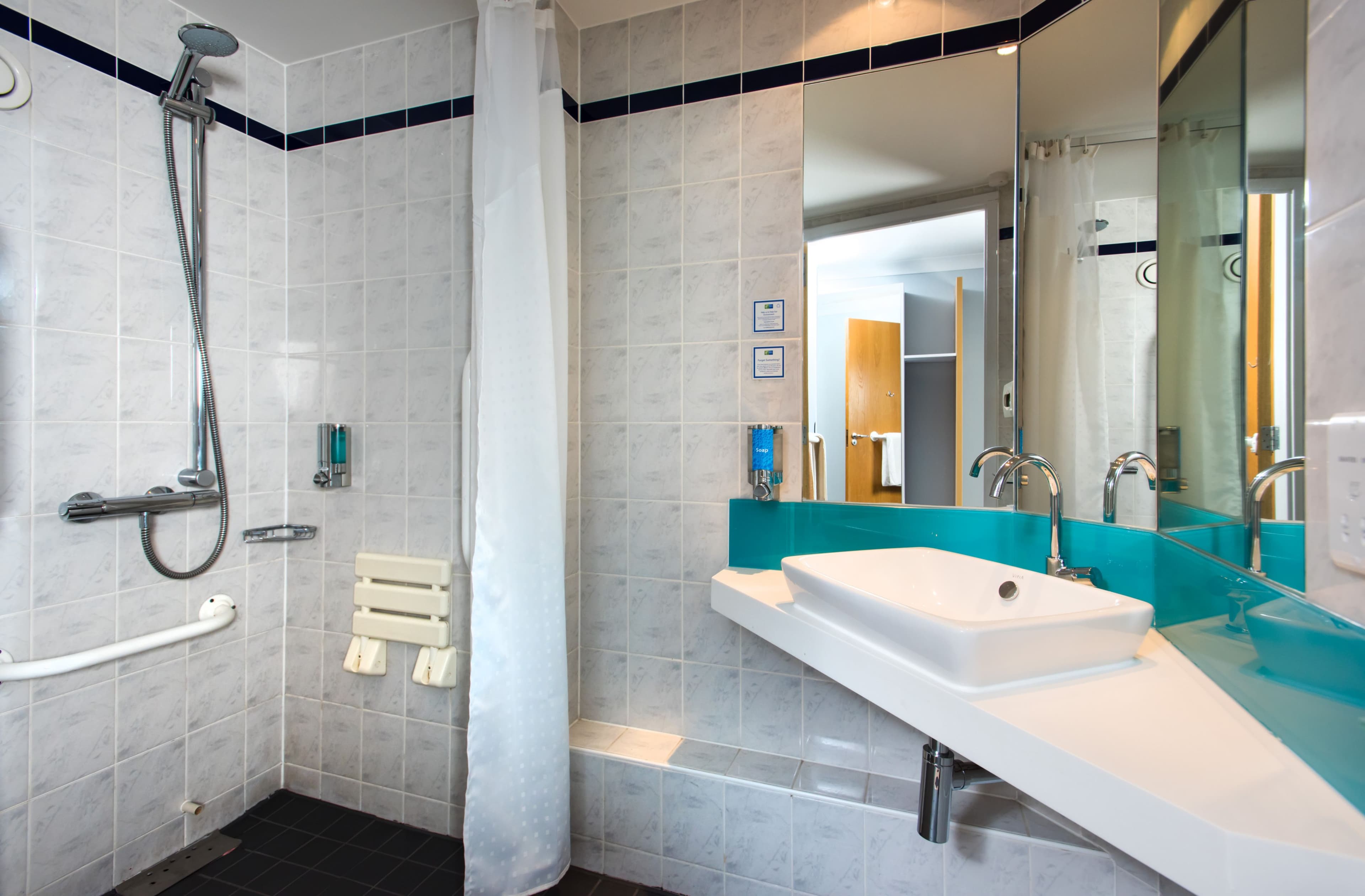Holiday Inn Express Glasgow Airport — 18