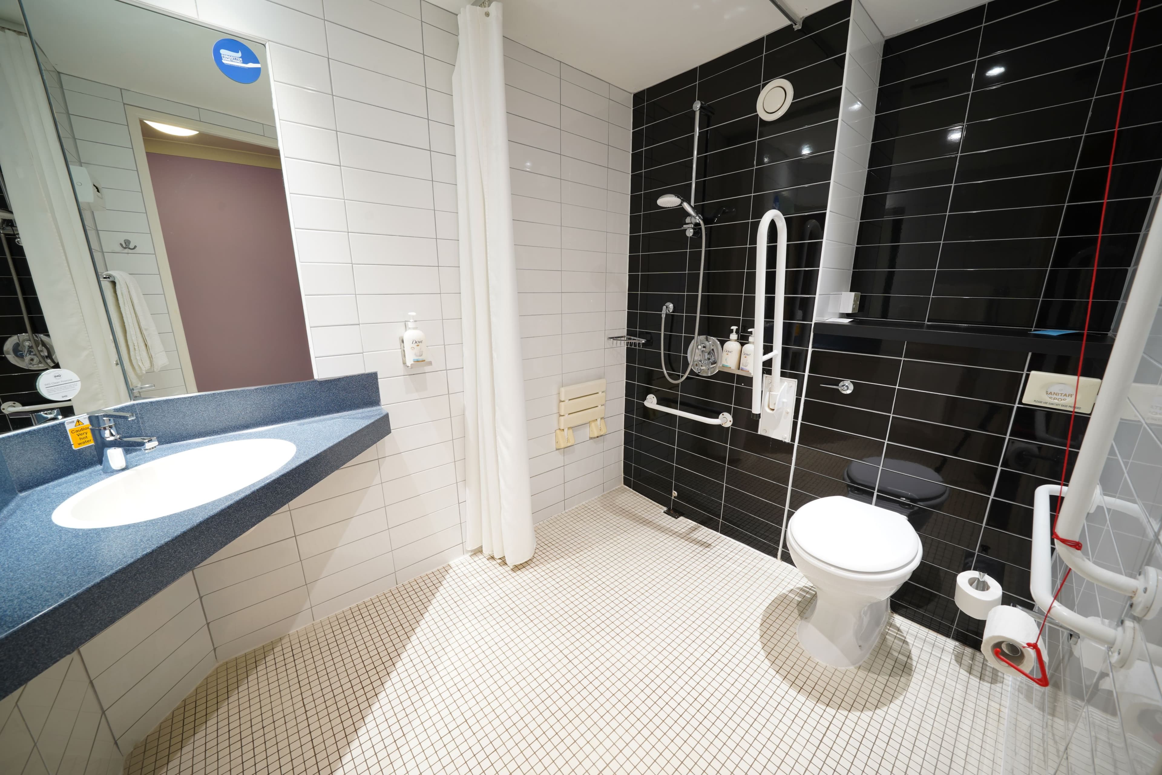 1 King Accessible Ground Floor with Free Hot Breakfast - Image 10