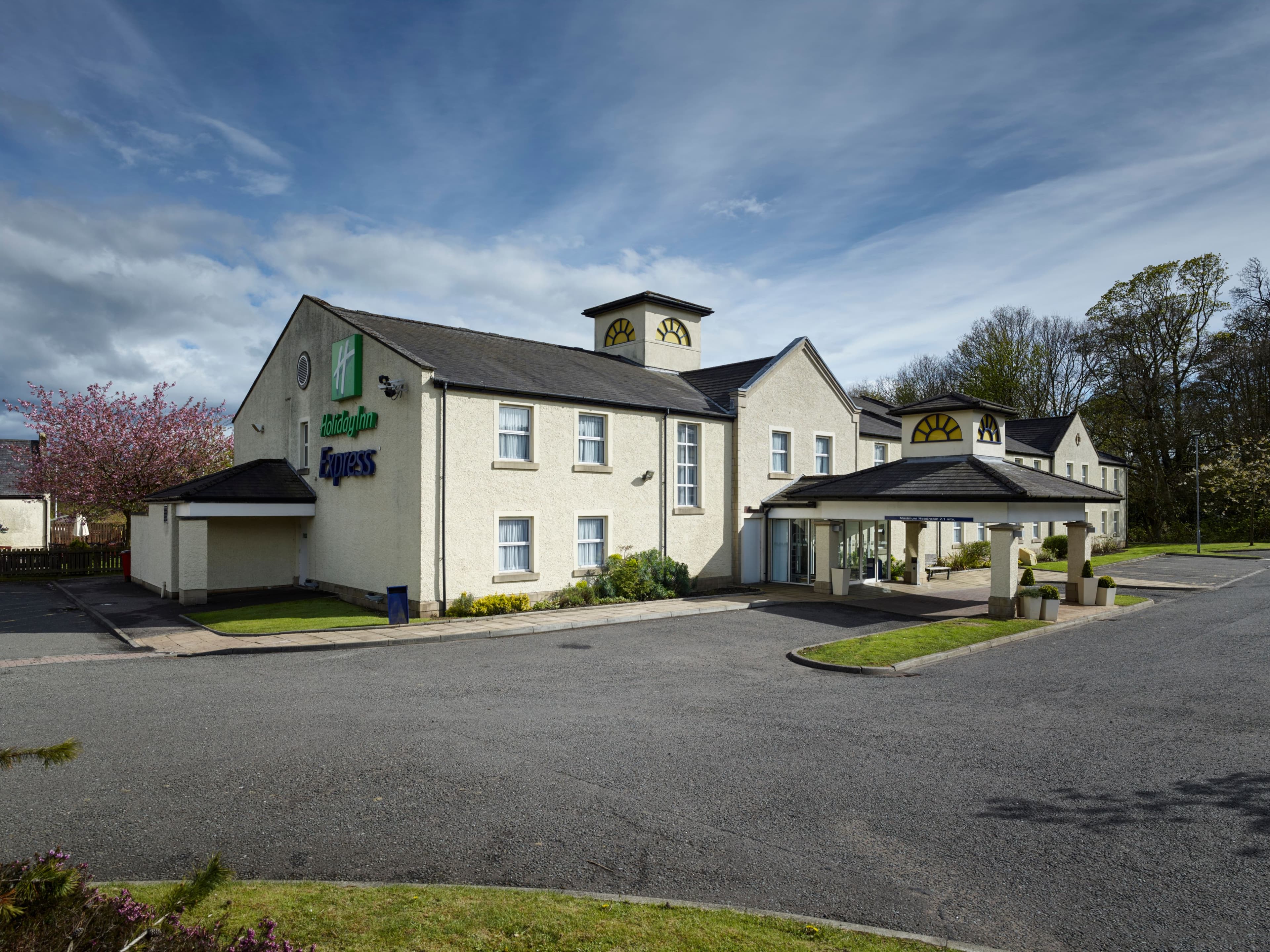 Holiday Inn Express Glenrothes - Image 1