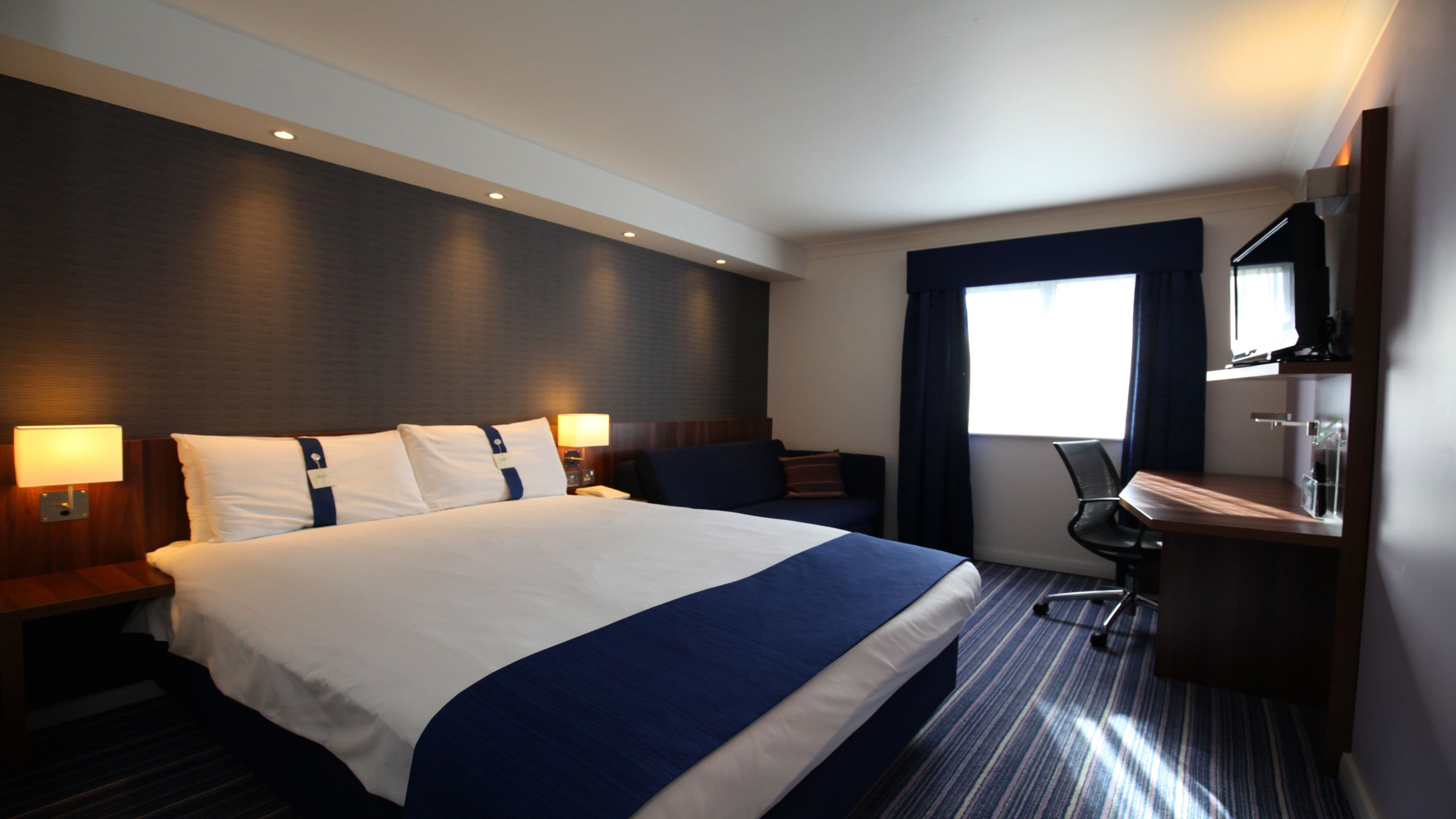 1 King Accessible Ground Floor with Free Hot Breakfast - Image 2