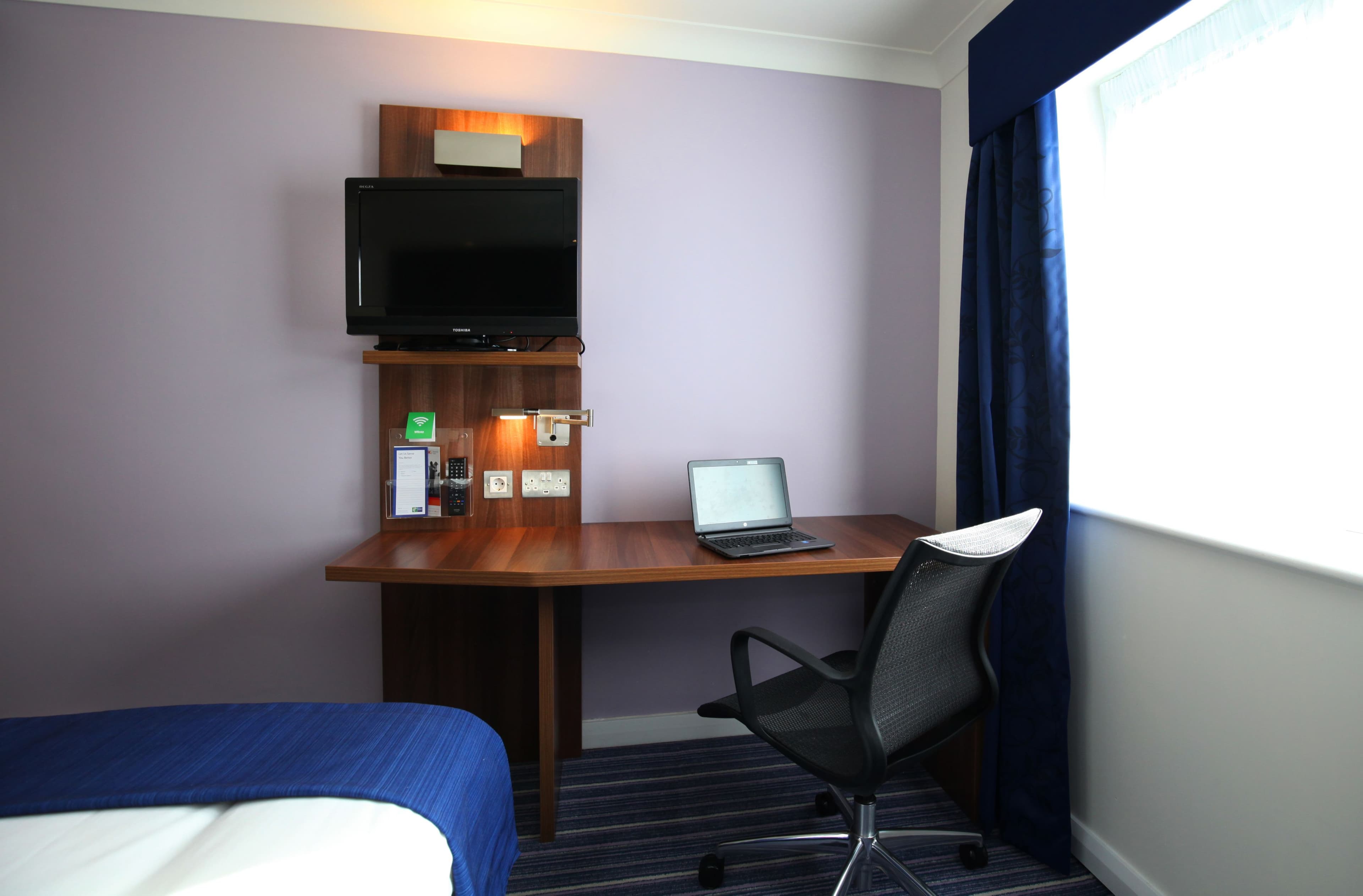 1 King Accessible Ground Floor with Free Hot Breakfast - Image 4