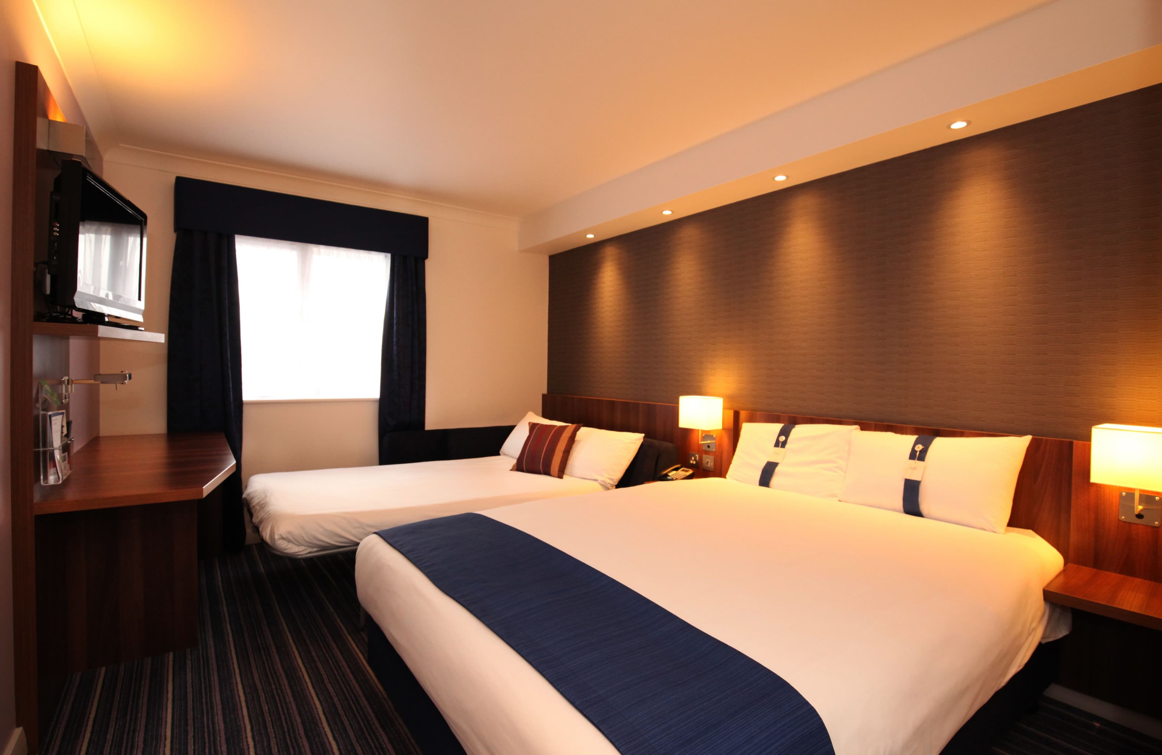 1 King Accessible Ground Floor with Free Hot Breakfast - Image 8