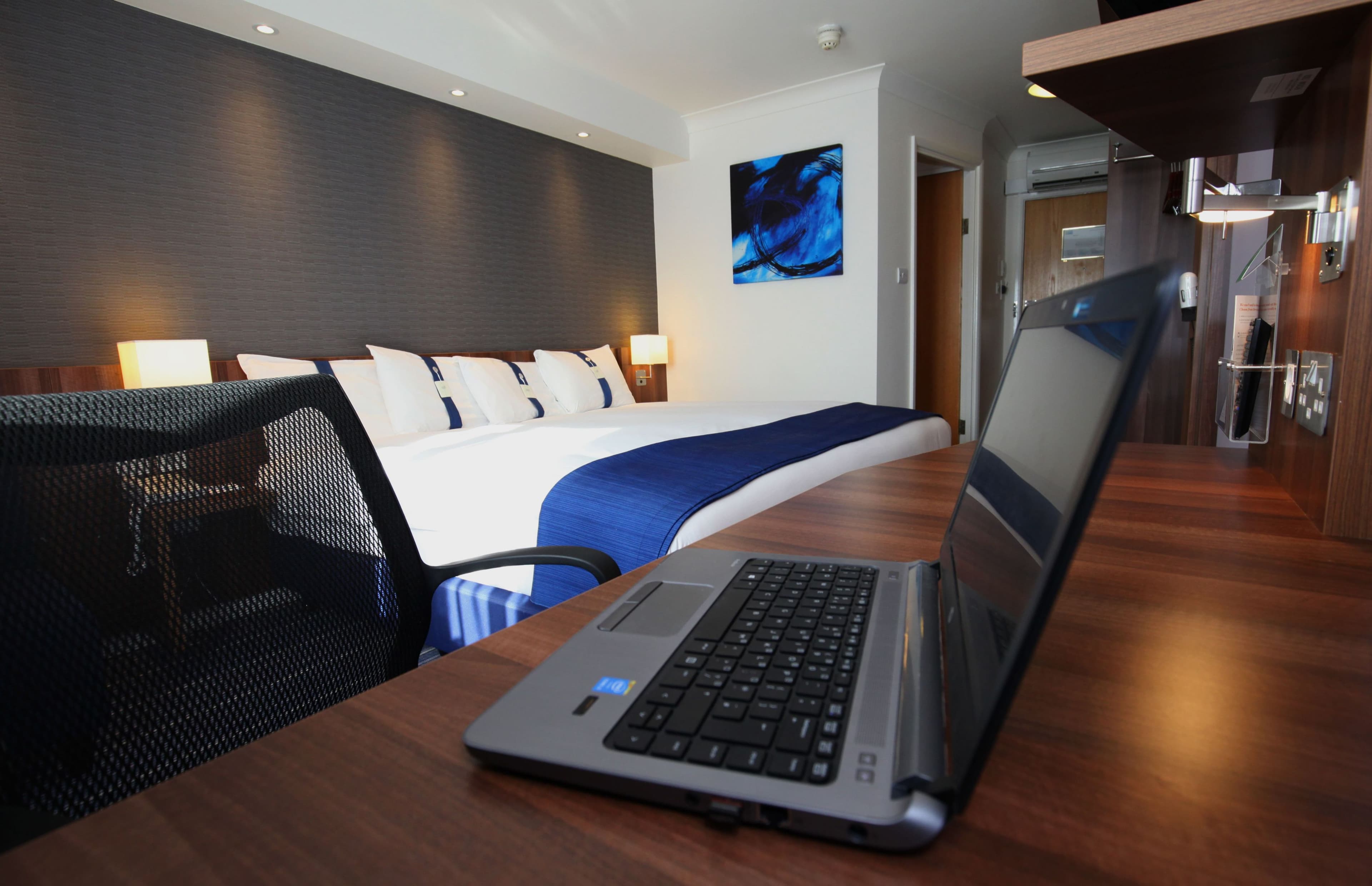 1 King Accessible Ground Floor with Free Hot Breakfast - Image 1