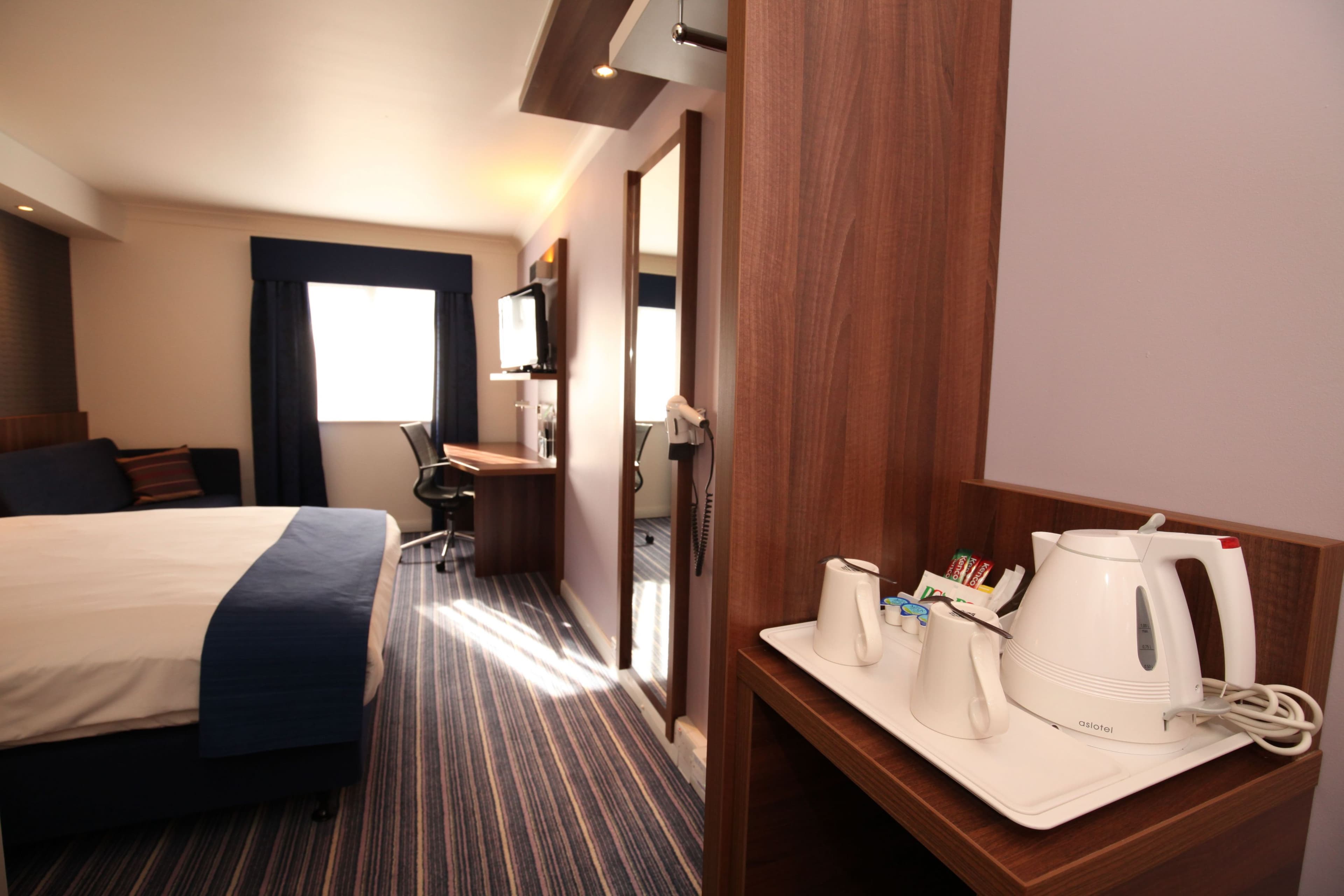1 King Accessible Ground Floor with Free Hot Breakfast - Image 6