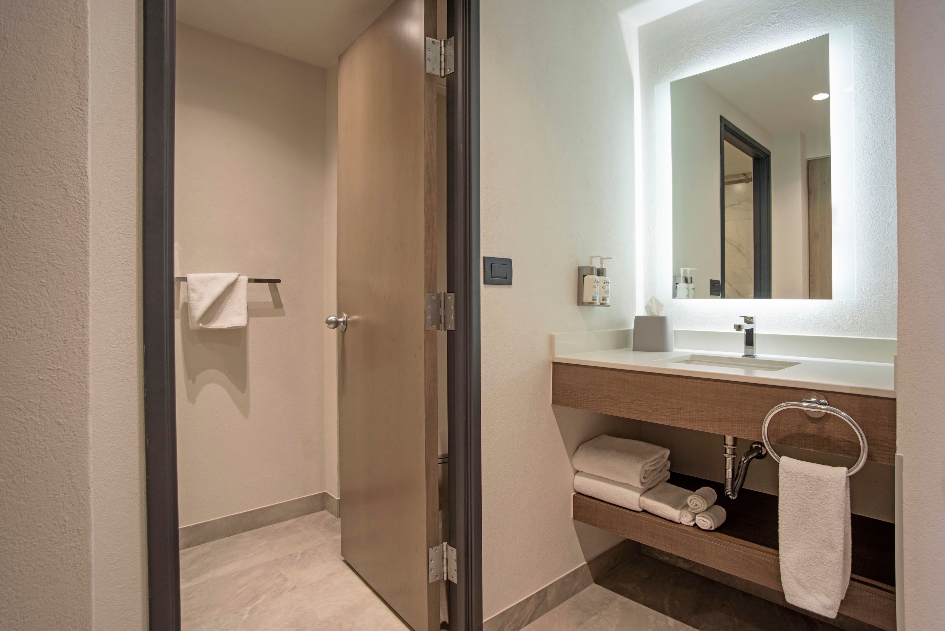 Holiday Inn Express Guadalajara Expo - Image 2