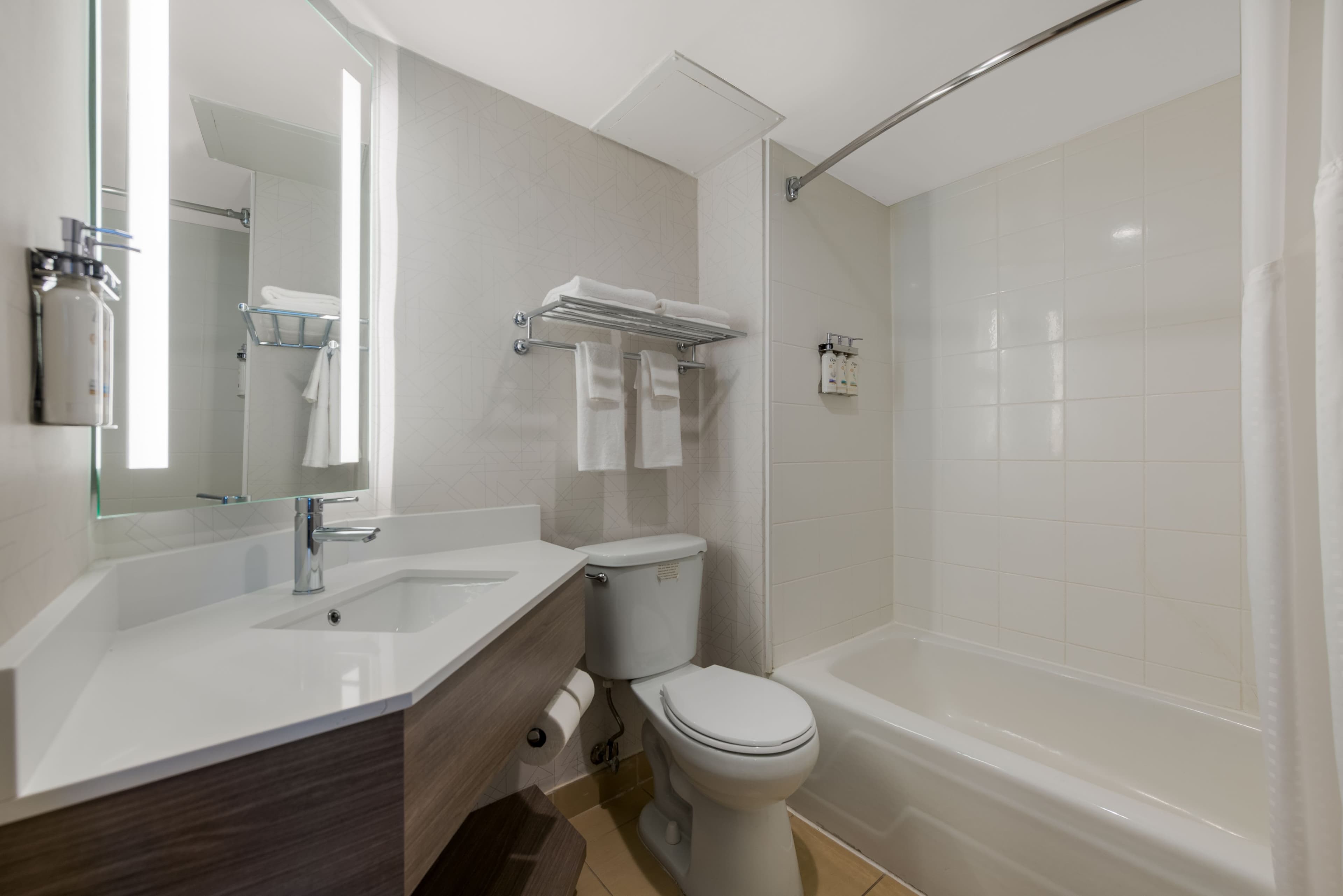 Holiday Inn Express Hampton - Coliseum Central - Image 5