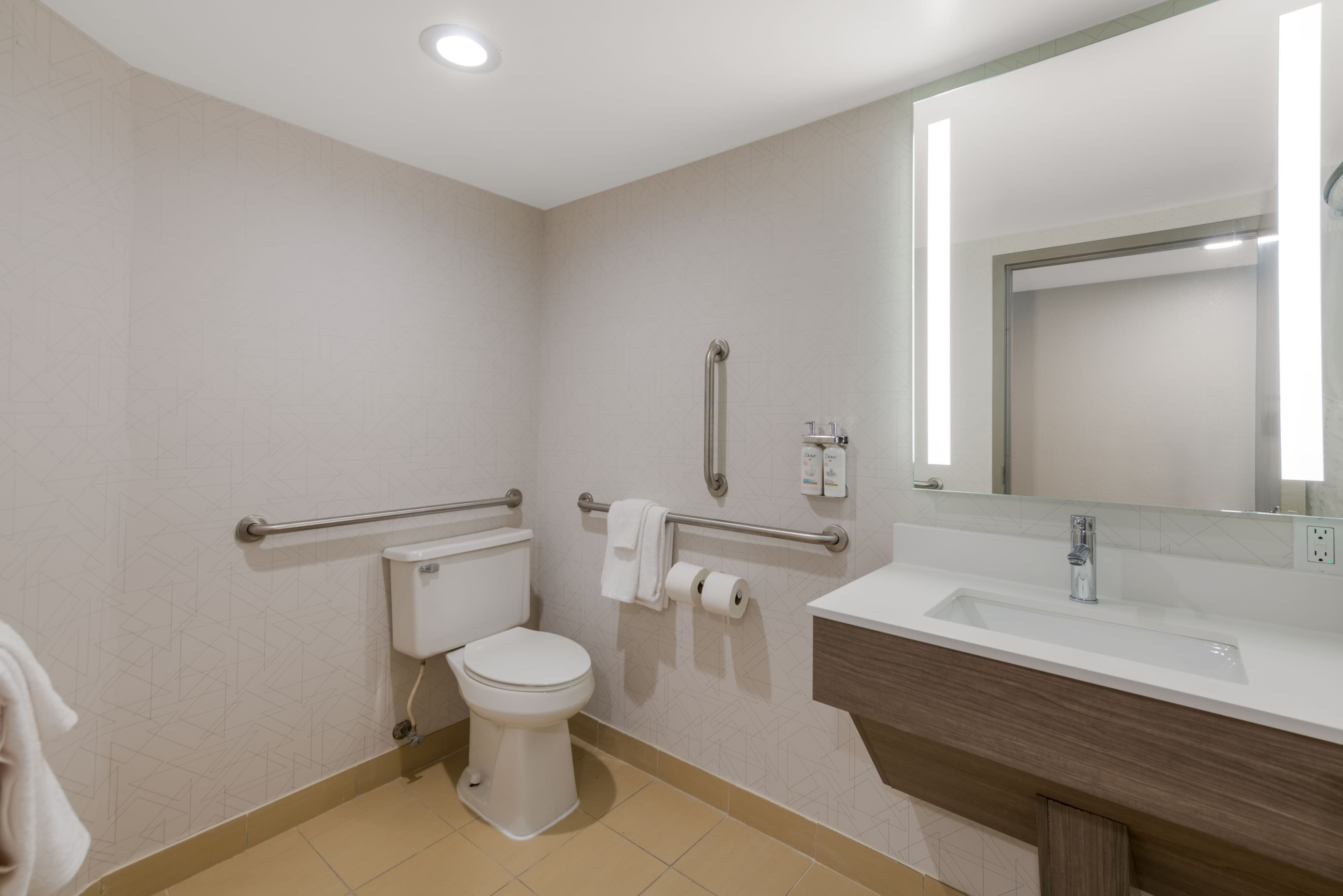 Holiday Inn Express Hampton - Coliseum Central — 7