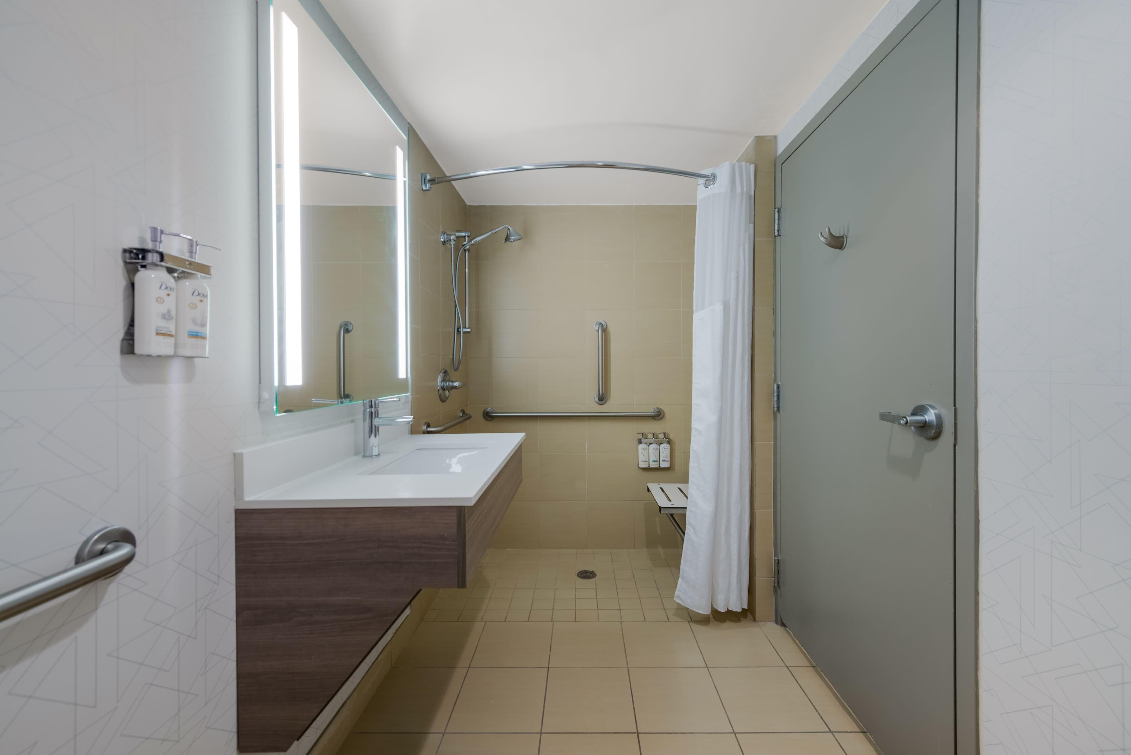Holiday Inn Express Hampton - Coliseum Central — 13