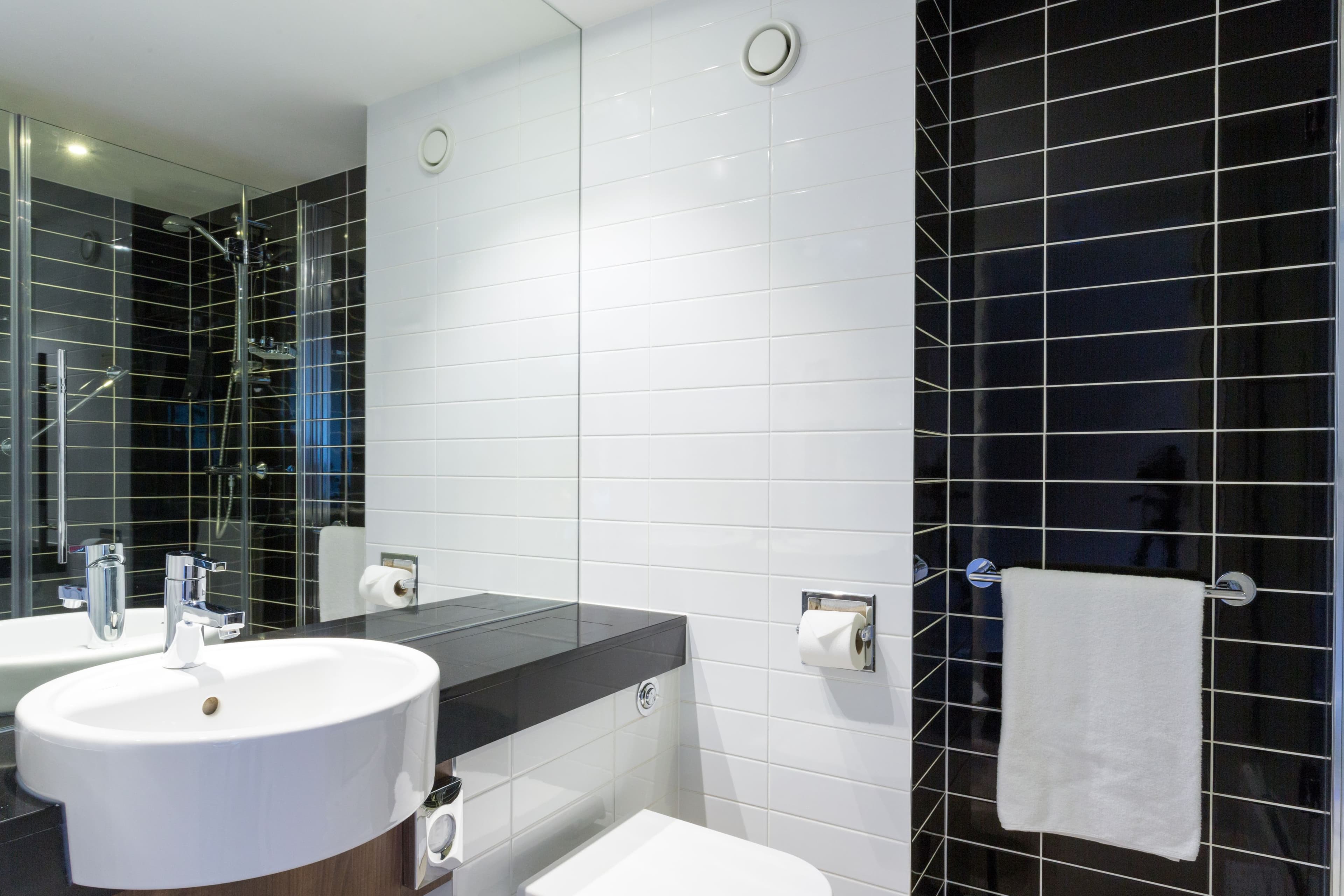 Holiday Inn Express Harlow - Image 2