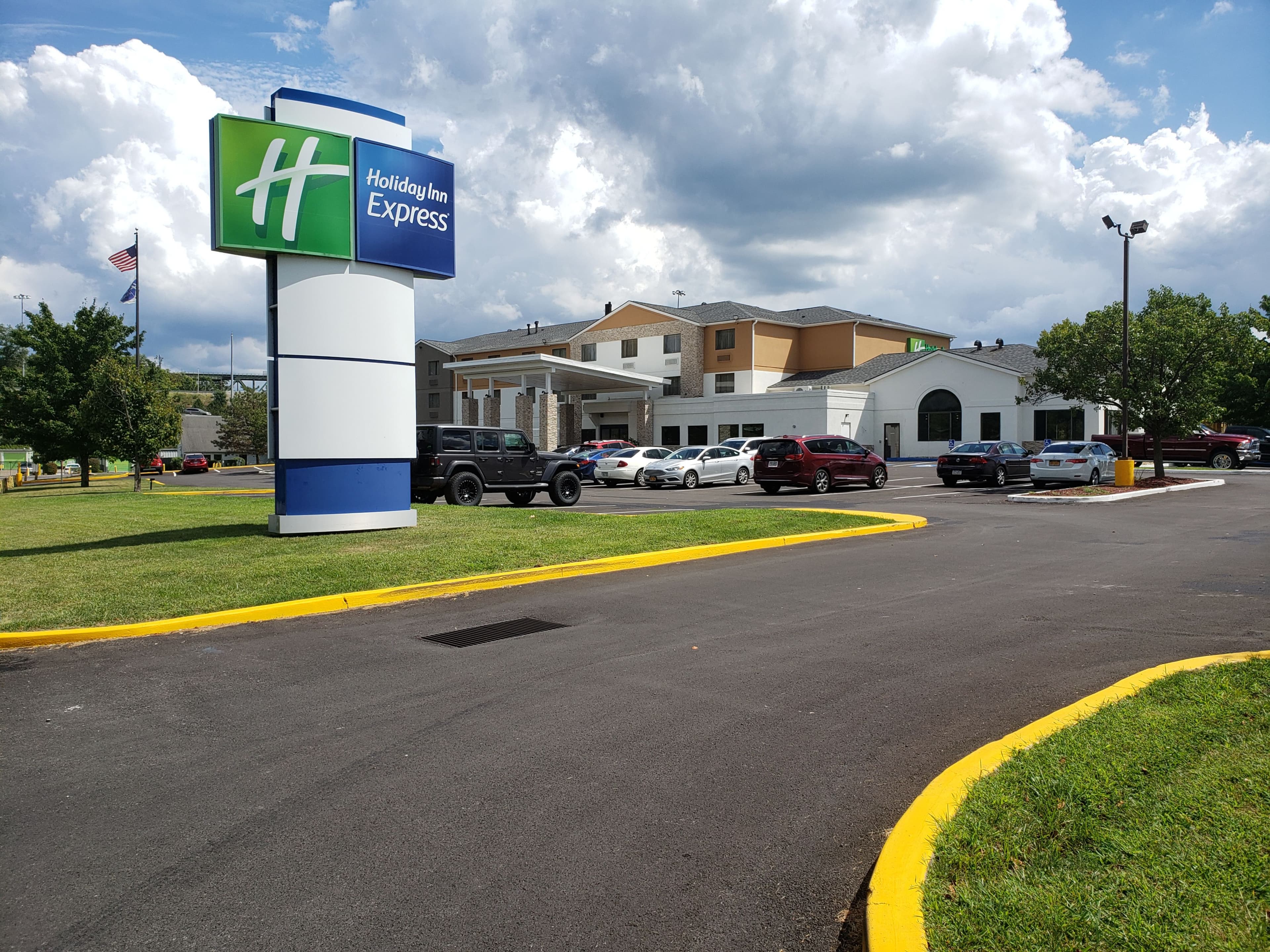 Holiday Inn Express Pittsburgh-North (Harmarville) - Image 1
