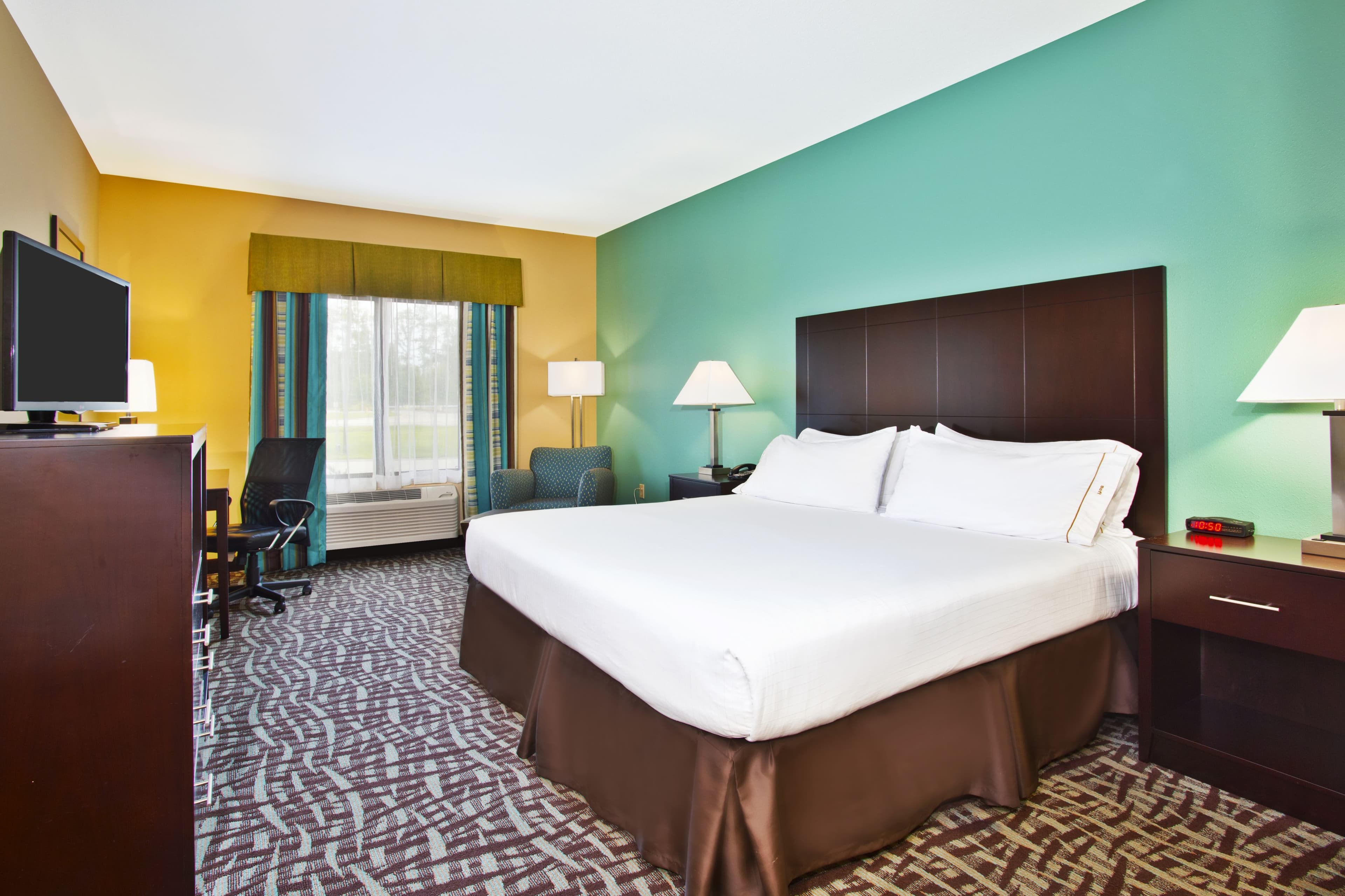 Holiday Inn Express Hastings - Image 2