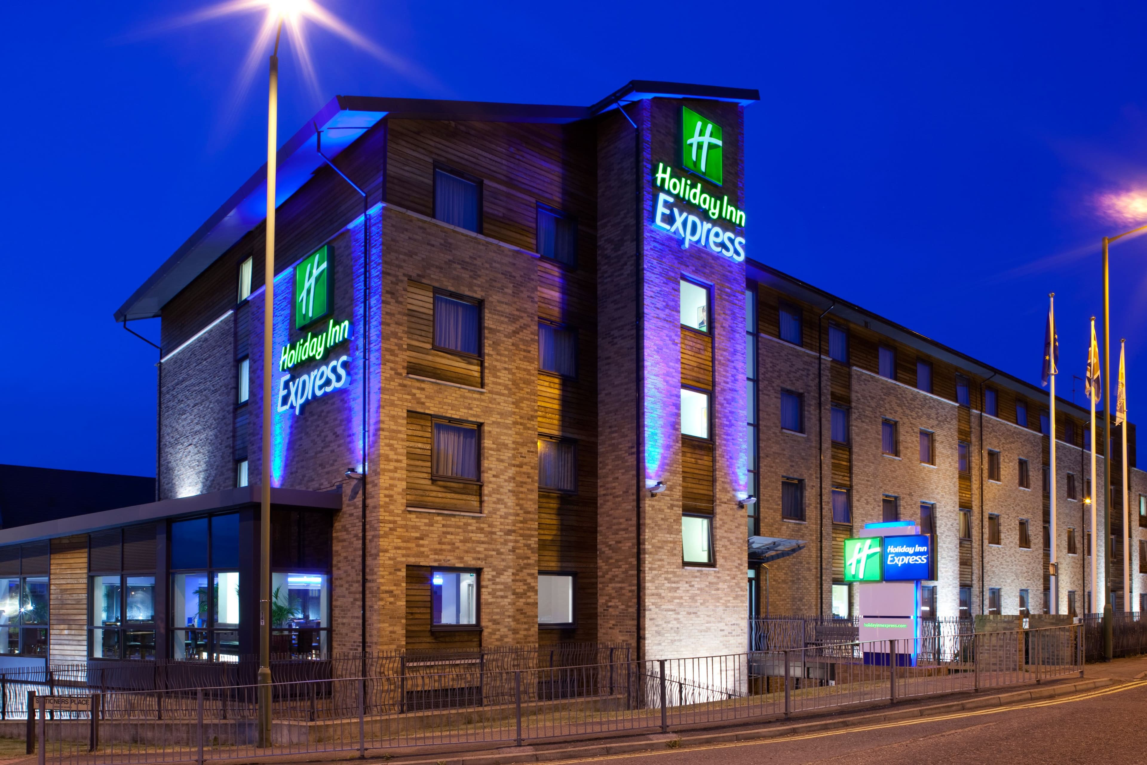 Holiday Inn Express Hemel Hempstead - Image 1