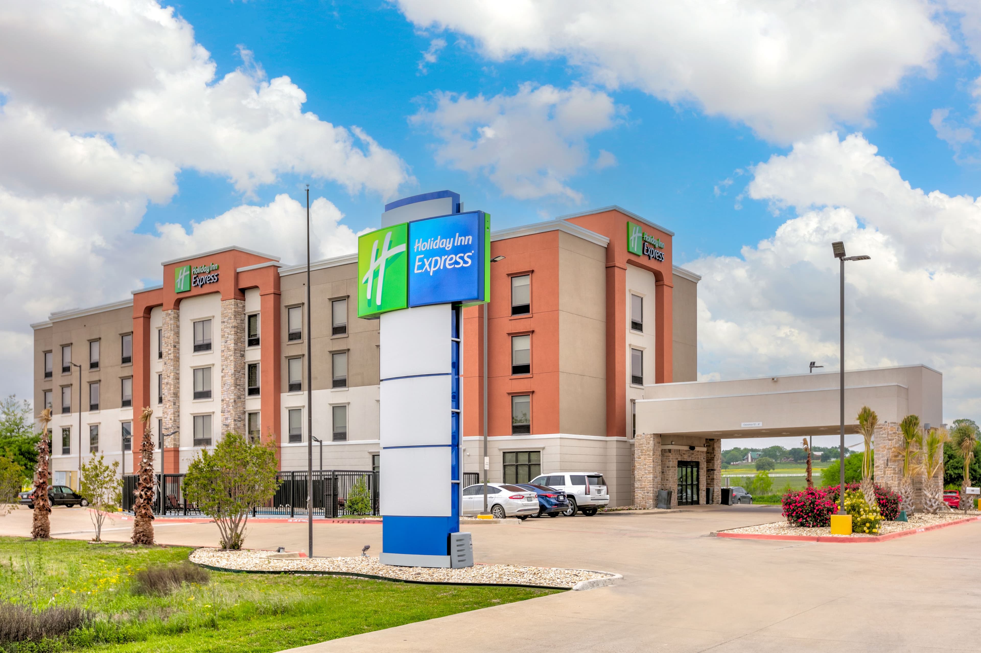 Holiday Inn Express Hillsboro I-35 - Image 1