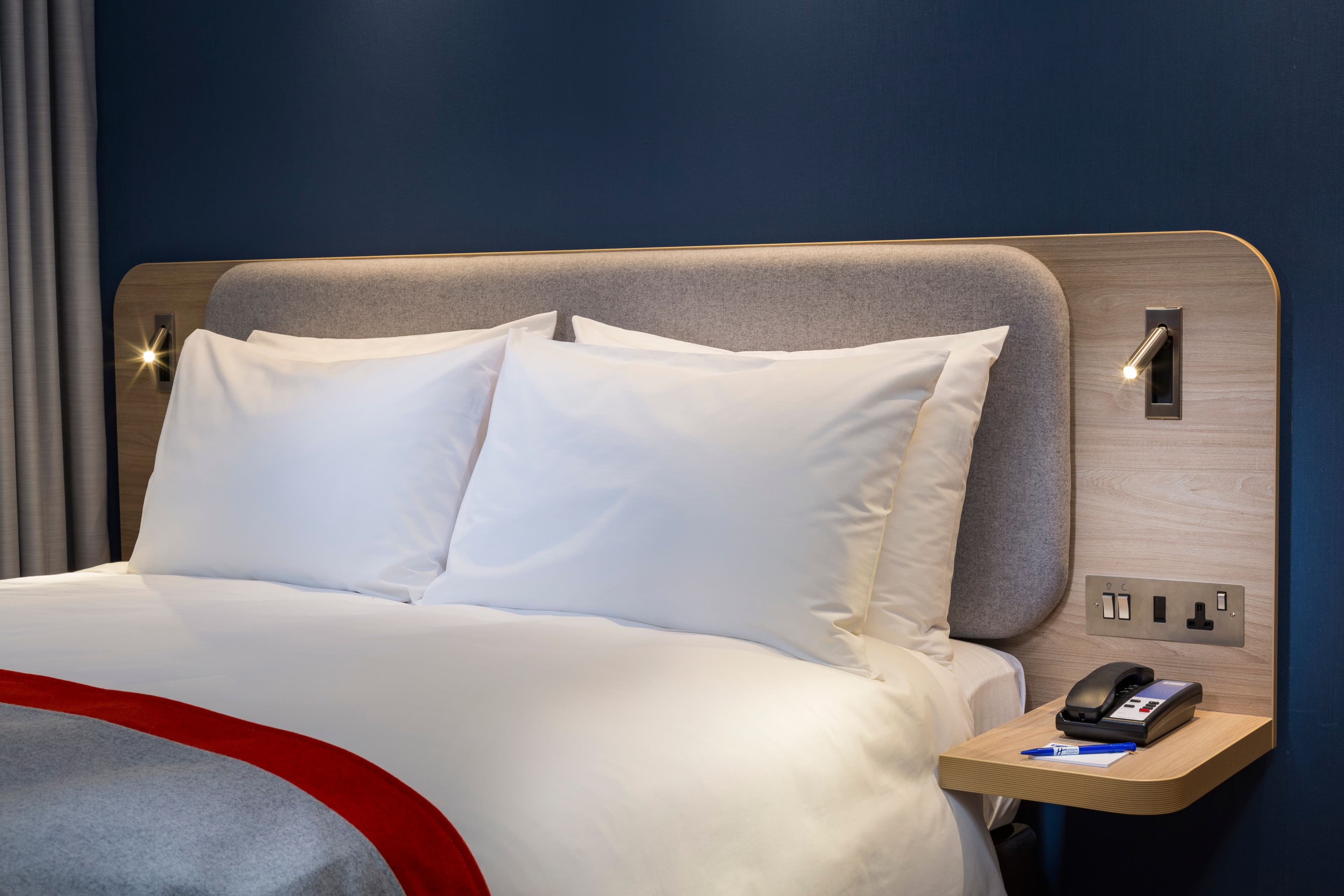 Holiday Inn Express London Heathrow T4 - Image 4